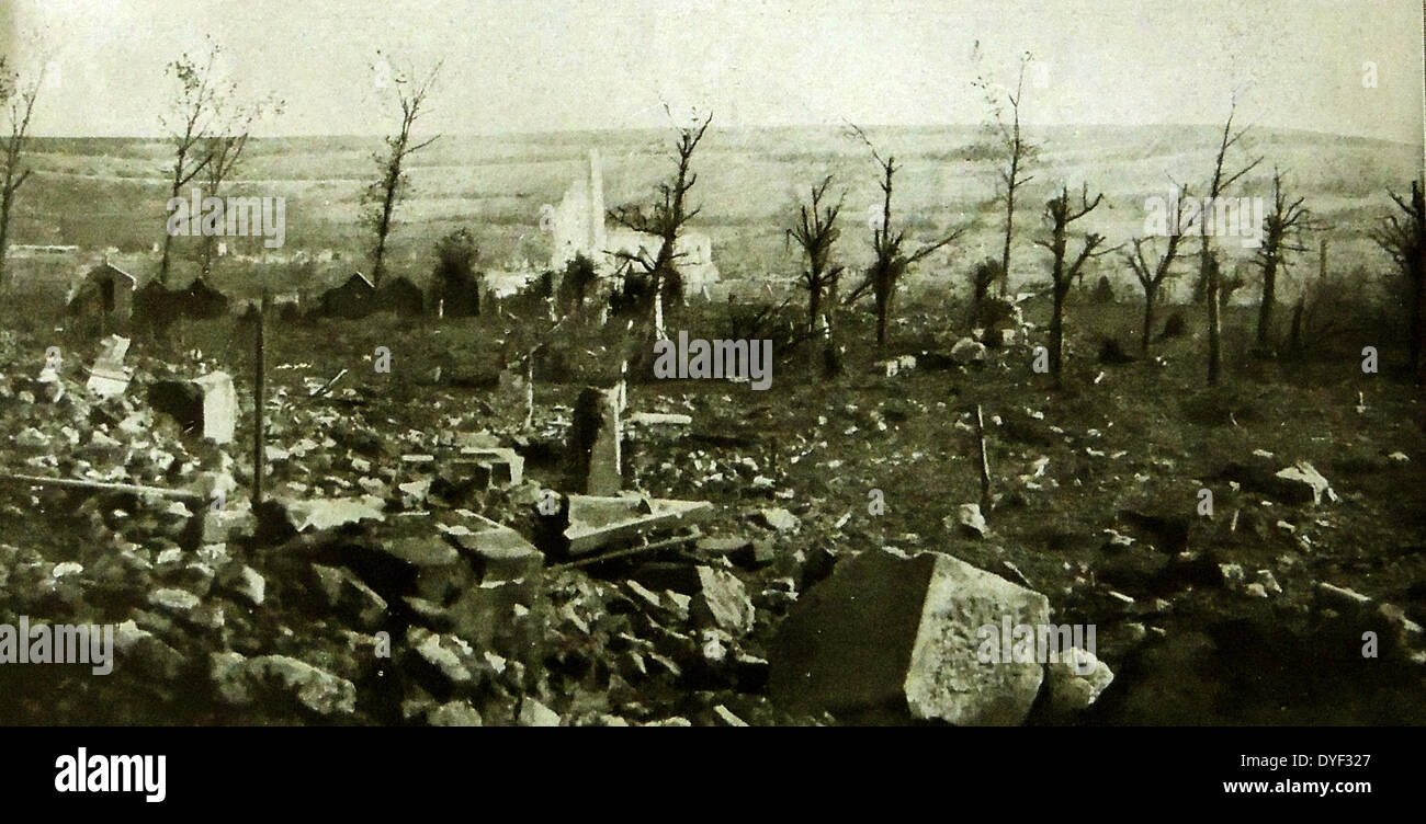 Cimetière en ruine dans la ville de d'Ablain, mai 1916. La première guerre mondiale Banque D'Images