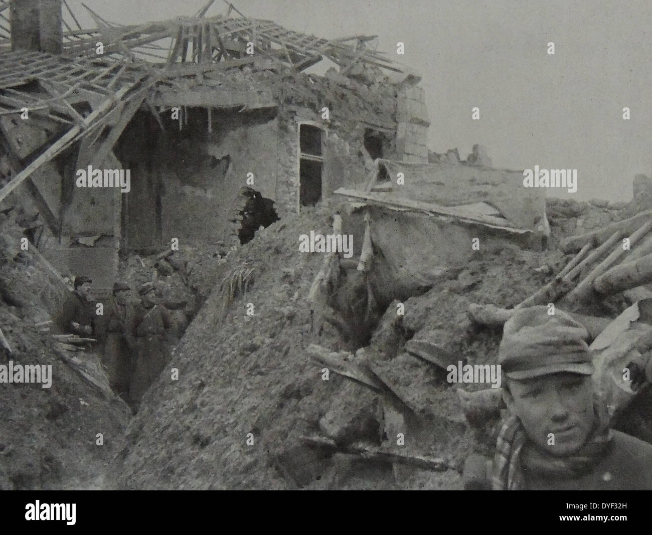 La destruction par l'armée allemande qui est examiné par les forces françaises l'entrée de la ville de Clarency au cours de la deuxième bataille d'Artois, à partir du 9 mai - 18 juin 1915. Le front occidental pendant la Première Guerre mondiale. Banque D'Images