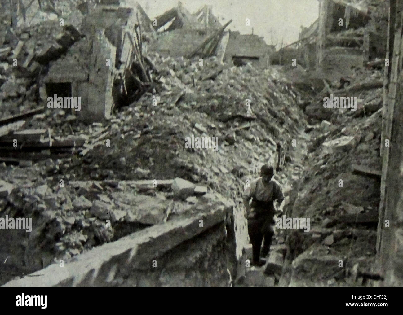 Au départ de la destruction par l'armée allemande dans la ville de Neuvelle, au cours de la deuxième bataille d'Artois, à partir du 9 mai - 18 juin 1915. Le front occidental pendant la Première Guerre mondiale. Banque D'Images