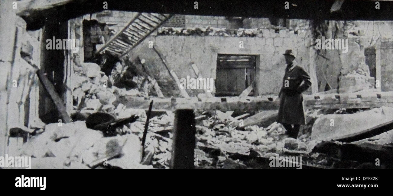 Au départ de la destruction par l'armée allemande dans la ville de Neuvelle, au cours de la deuxième bataille d'Artois, à partir du 9 mai - 18 juin 1915. Le front occidental pendant la Première Guerre mondiale. Banque D'Images