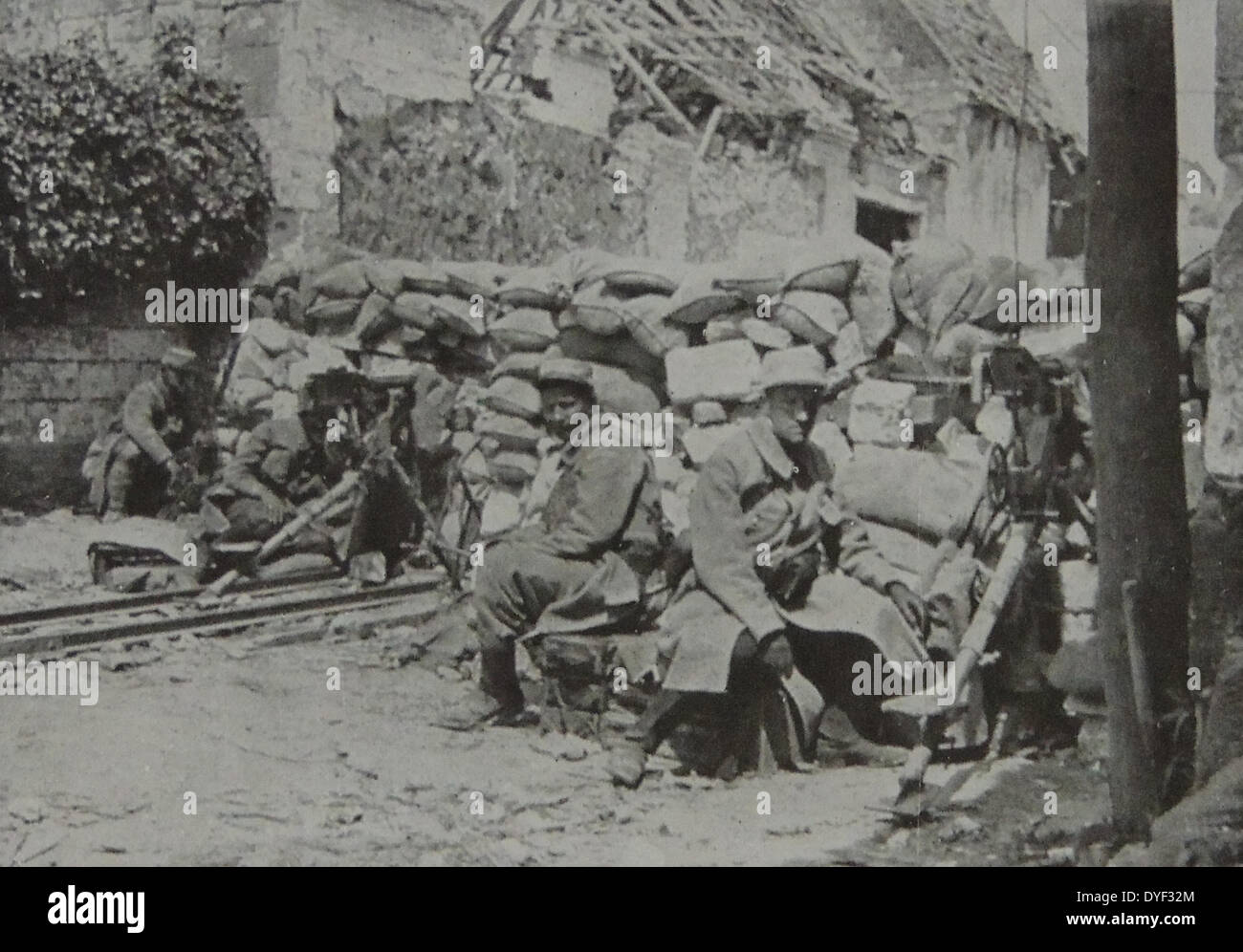 Soldats français dans la ville de Neuvelle, au cours de la deuxième bataille d'Artois, à partir du 9 mai - 18 juin 1915. Le front occidental pendant la Première Guerre mondiale. Banque D'Images