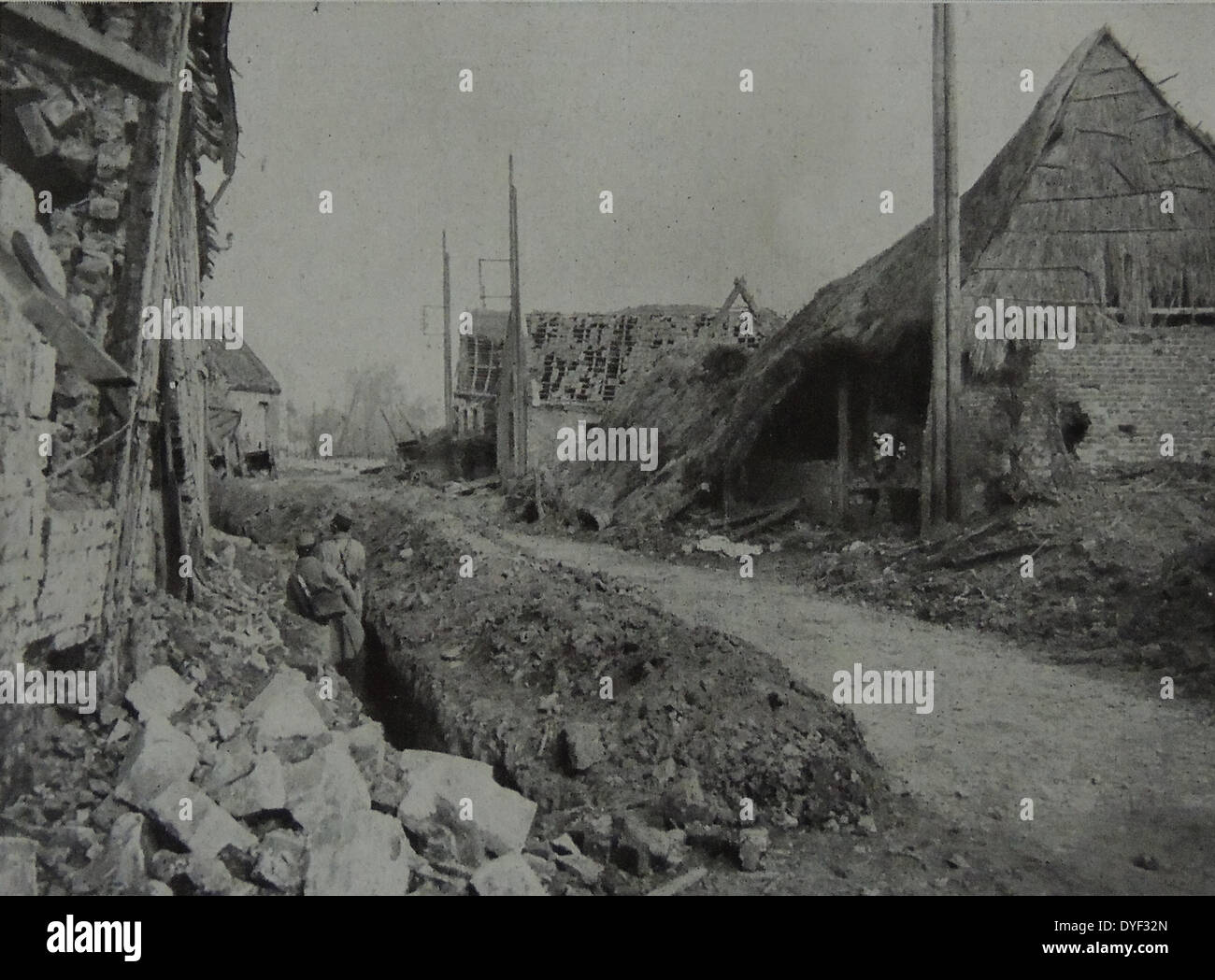 La destruction par l'armée allemande au départ sur la commune de Ablain-saint-Nazaire, au cours de la deuxième bataille d'Artois, à partir du 9 mai - 18 juin 1915. Le front occidental pendant la Première Guerre mondiale. Banque D'Images