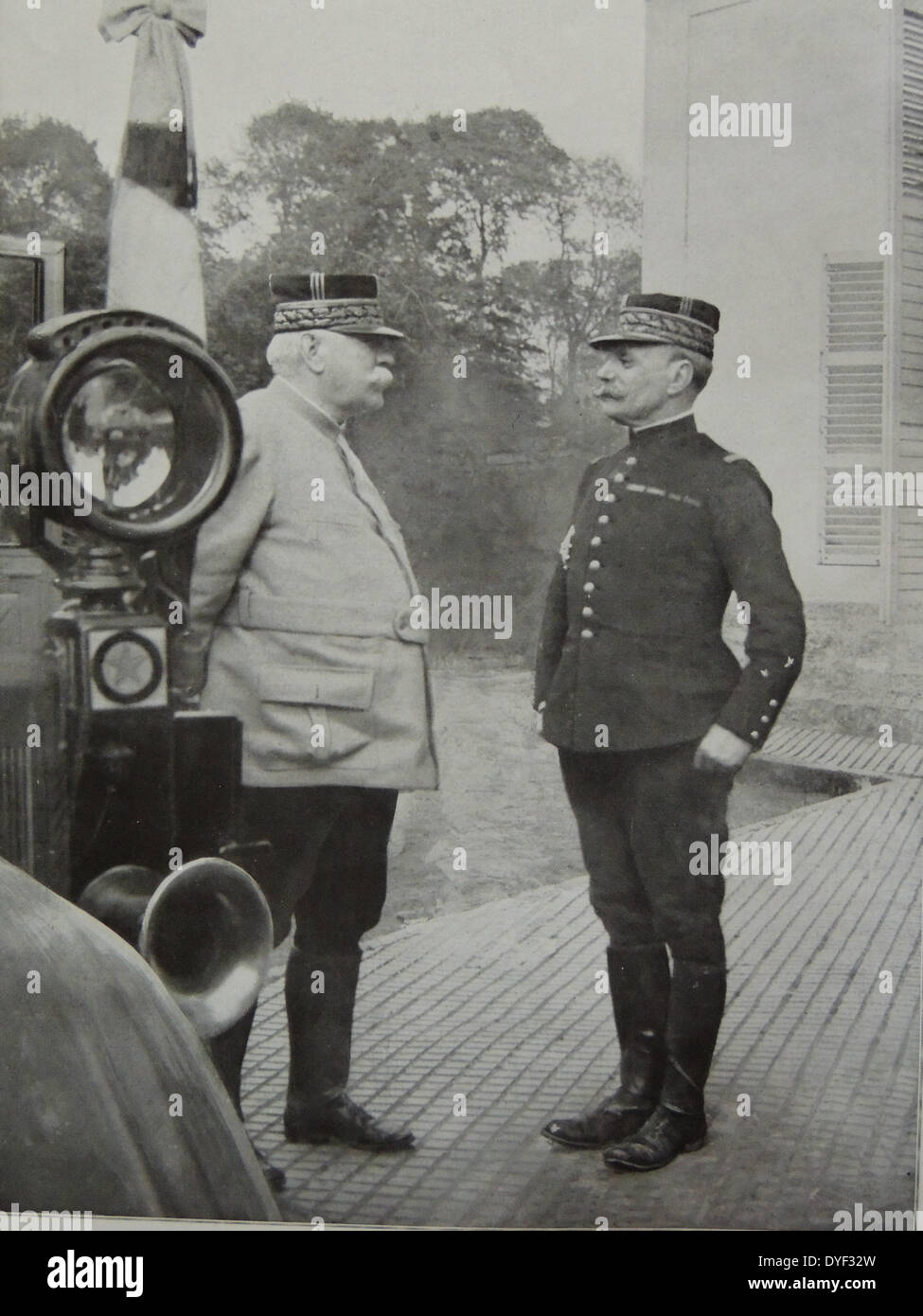 Généraux français Joffre (à gauche) et Foch (à droite) se réunir avant la bataille des Flandres. Novembre1914 Banque D'Images