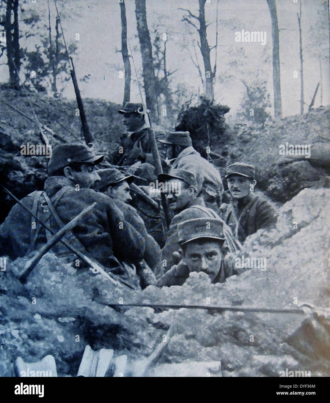 Soldats français se préparer à quitter leurs tranchées sur le front occidental pendant la première guerre mondiale, 1915 Banque D'Images