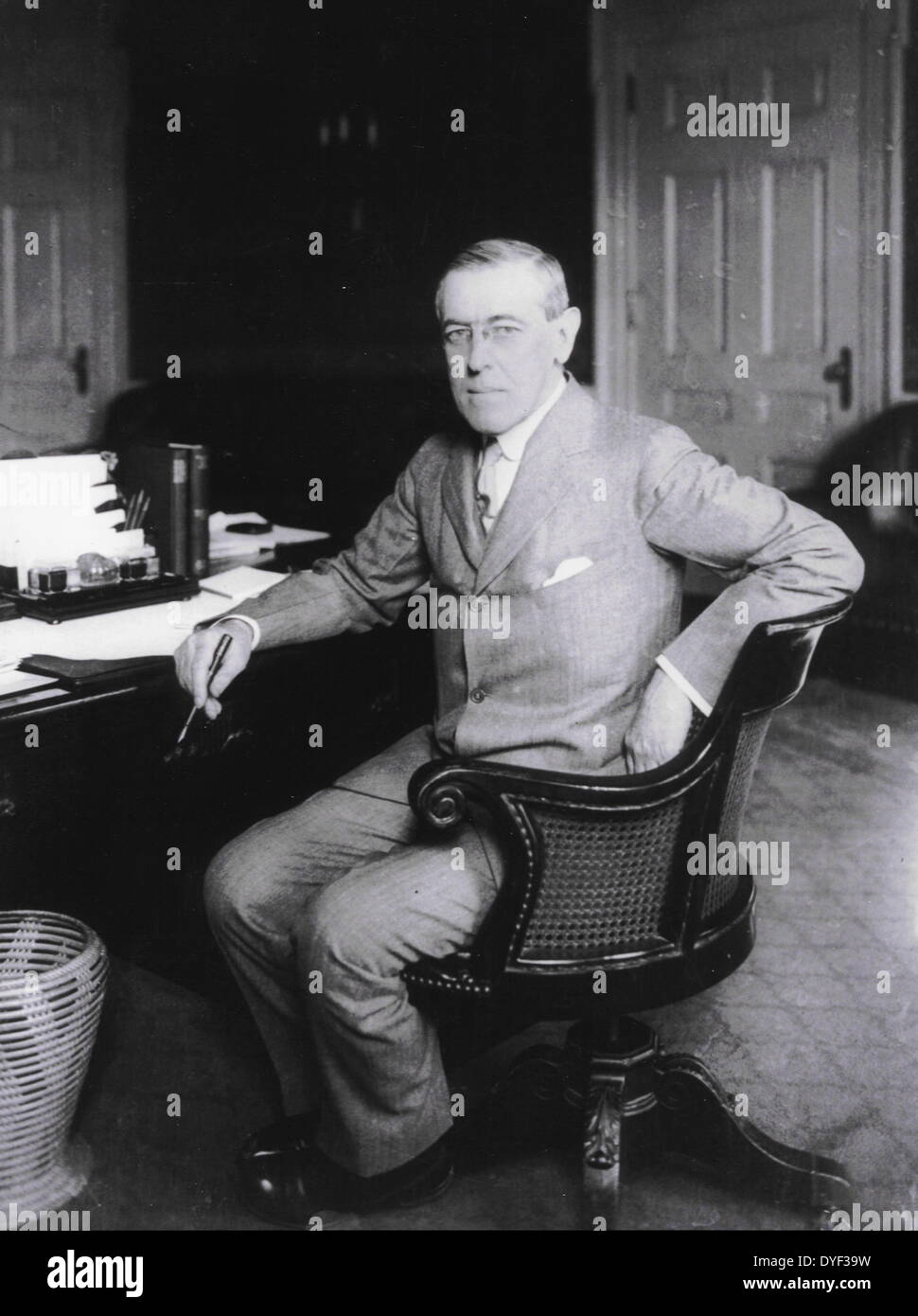 Portrait du président Woodrow Wilson 1912. 28e président des États-Unis en exercice de 1913 - 1921. Au cours de son premier mandat il a convaincu le Congrès démocratique d'adopter des réformes progressives. Inconnu Banque D'Images Portrait du président Woodrow Wilson 1912. 28e président des États-Unis en exercice de 1913 - 1921. Au cours de son premier mandat il a convaincu le Congrès démocratique d'adopter des réformes progressives. Inconnu Banque D'Images