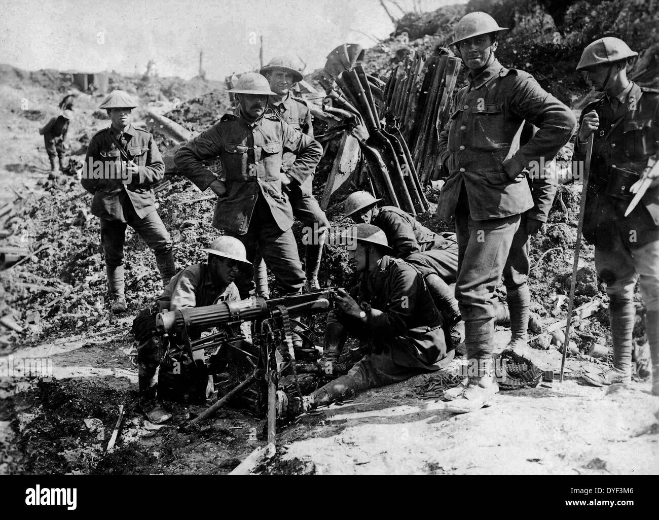 Photographie de l'essai d'une mitrailleuse Vickers. Les soldats sont vu l'essai Vickers refroidis à l'eau lourde. Inconnu Banque D'Images