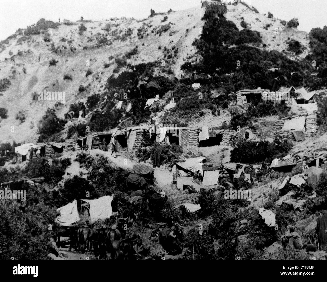Une photographie de la Première Guerre mondiale, montrant une installation provisoire pour les troupes sur une colline. L'approvisionnement et les sacs de sable empilés forment des murs pour s'abriter. Première Guerre mondiale, vers 1914-1918. Banque D'Images
