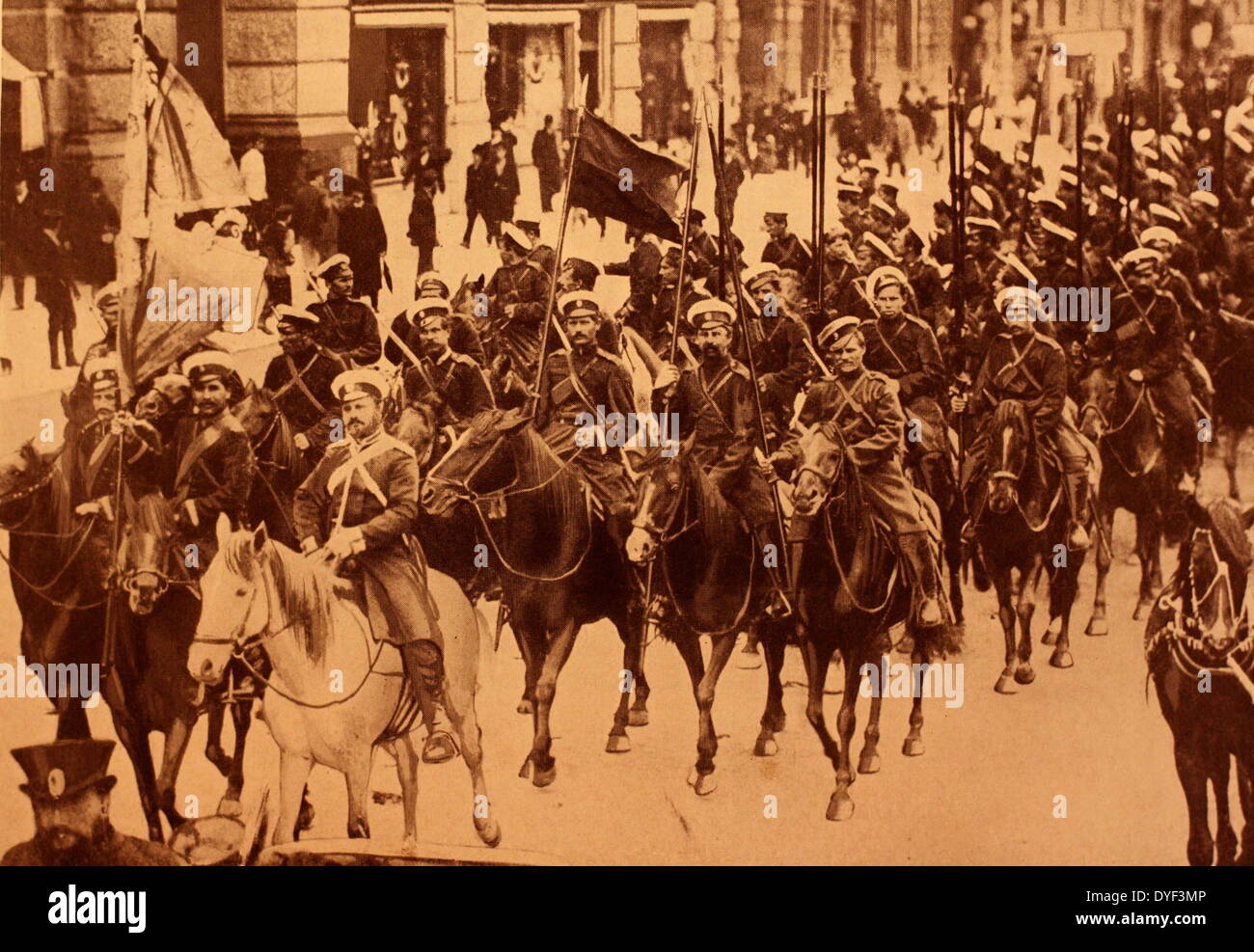 Photographie d'un défilé de la cavalerie russe à cheval. Beaucoup d'entre eux portant des drapeaux et de lances. Vers le début du xxe siècle. Banque D'Images Photographie d'un défilé de la cavalerie russe à cheval. Beaucoup d'entre eux portant des drapeaux et de lances. Vers le début du xxe siècle. Banque D'Images