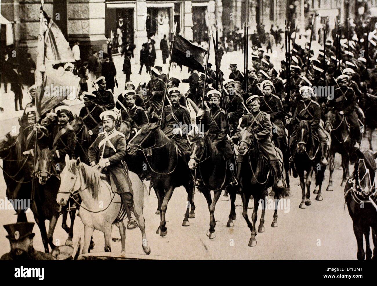 Photographie d'un défilé de la cavalerie russe à cheval. Beaucoup d'entre eux portant des drapeaux et de lances. Vers le début du xxe siècle. Banque D'Images Photographie d'un défilé de la cavalerie russe à cheval. Beaucoup d'entre eux portant des drapeaux et de lances. Vers le début du xxe siècle. Banque D'Images