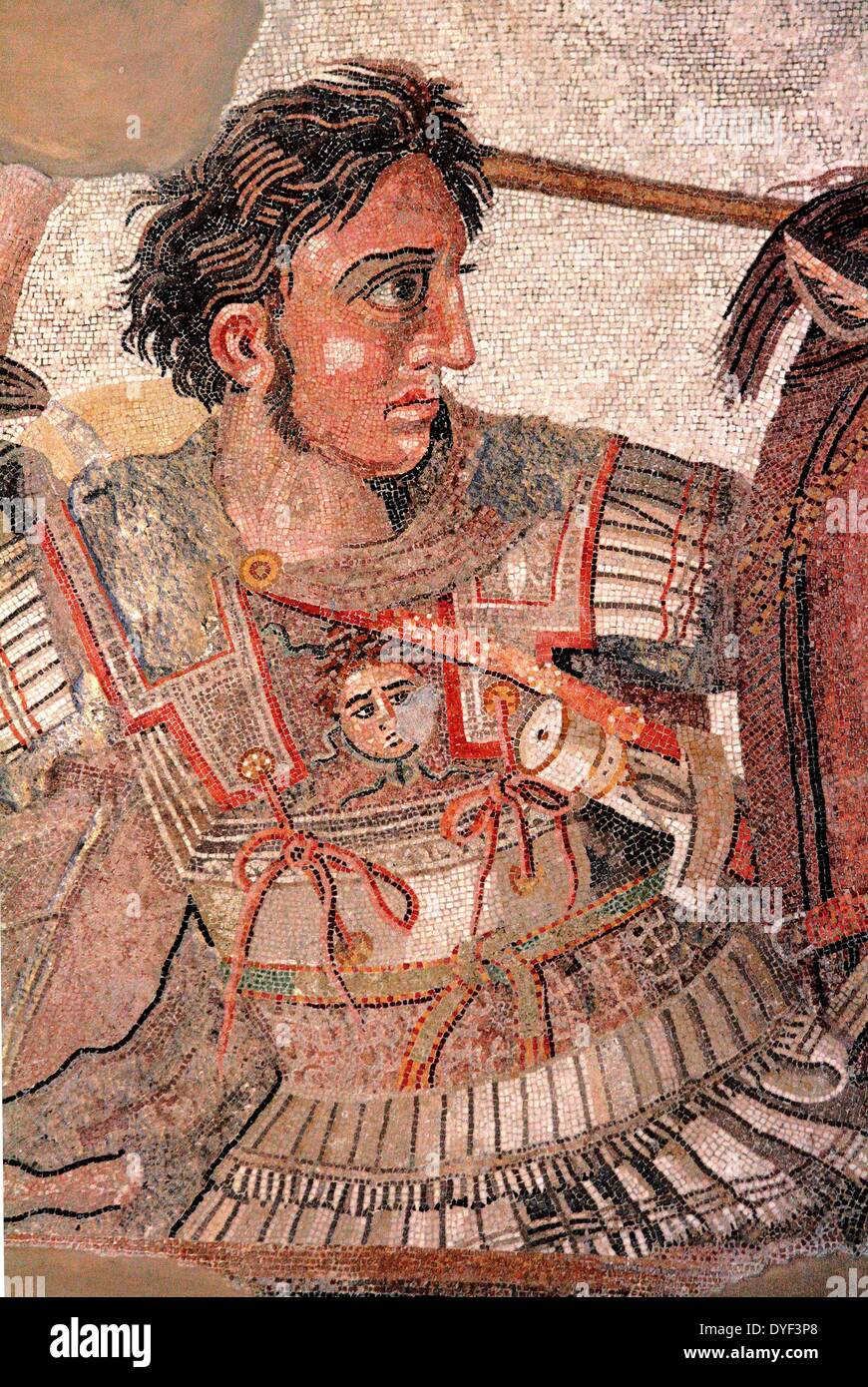 Fragment de la 'Alexander Mosaic' montrant Alexandre le Grand en bataille contre le roi Perse Darius III. Alexander montré à cheval en armure complète. Une copie romaine d'une peinture hellénistique. Circa 310 BC d'origine, Copie vers 1re, 3e siècle AD. Banque D'Images