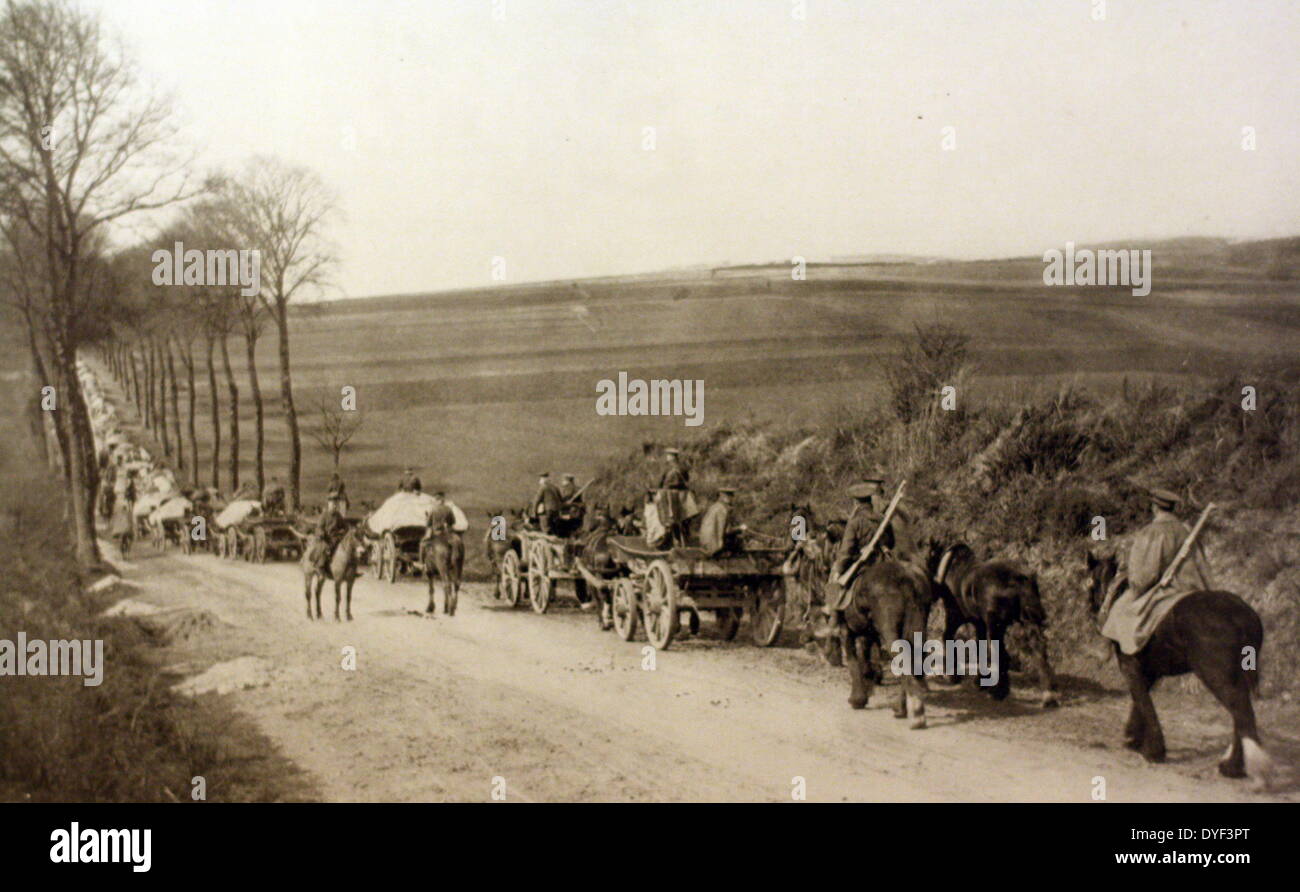 Photographie prise lors de la première guerre mondiale montrant des troupes et des approvisionnements dans l'ensemble de voyage par pays centre. Entre 1914 et 1918. Banque D'Images