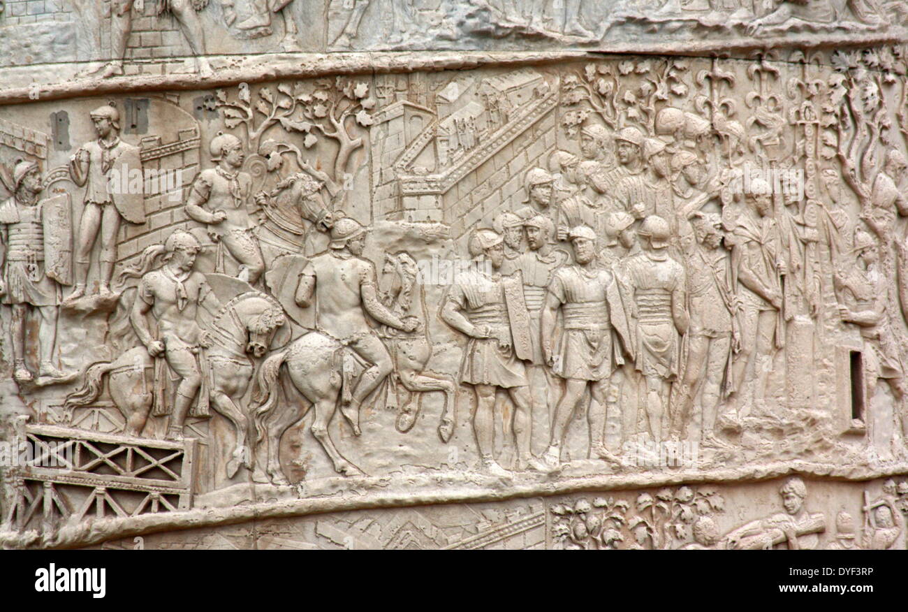 Deatil la colonne Trajane de Rome 2013. Commenmorating Empereur Romain Trajan's victoire dans la guerre des Daces. Banque D'Images
