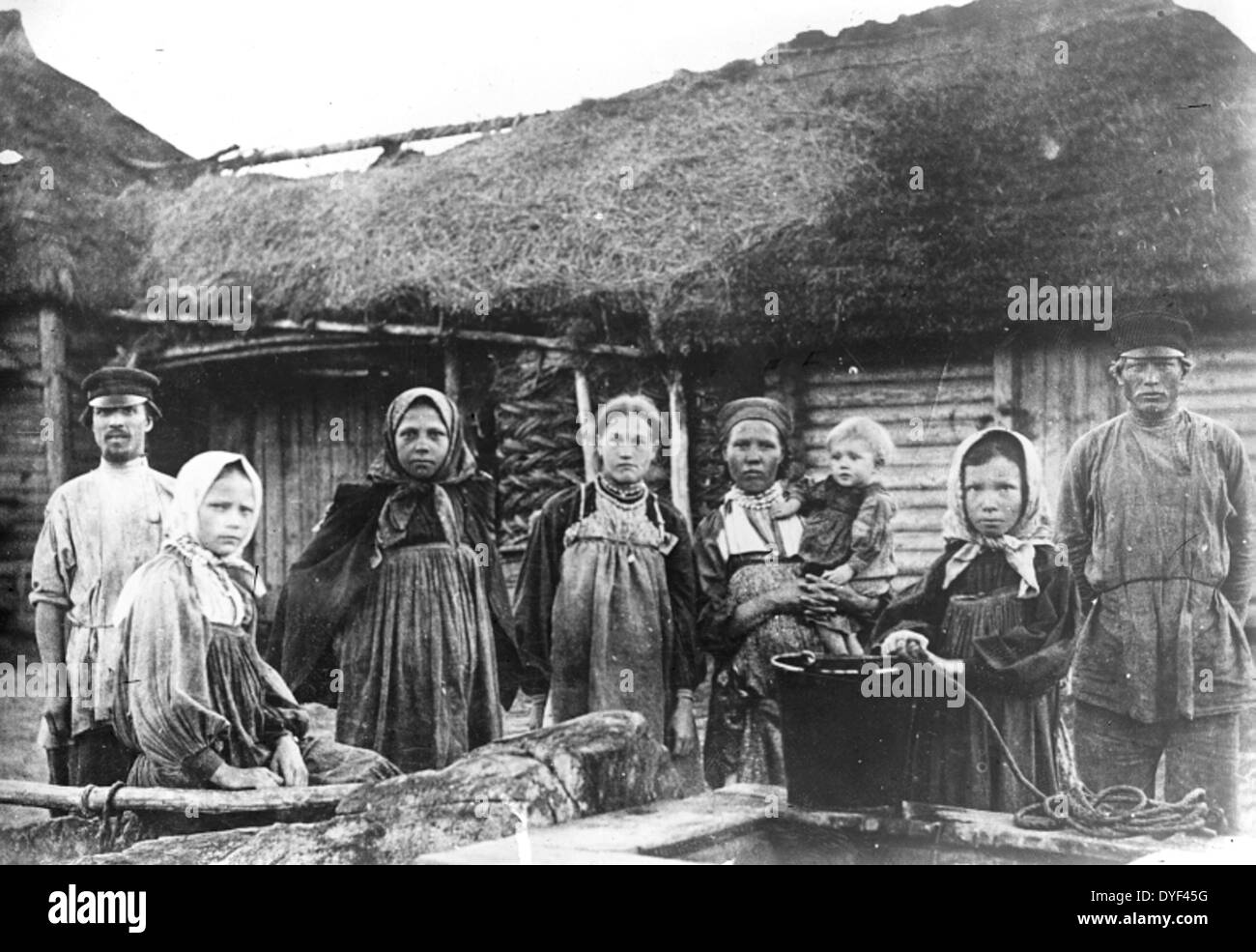 Paysans russes à une maison de ferme autour de 1910 Banque D'Images