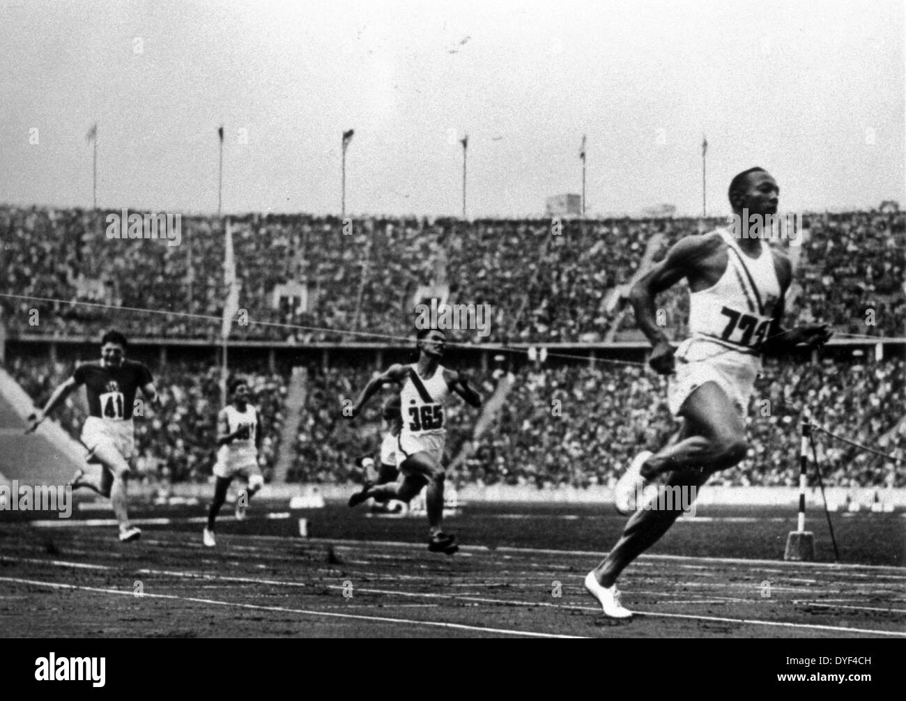 Jesse Owens tournant à l'Jeux olympiques de 1936 à Berlin. Banque D'Images