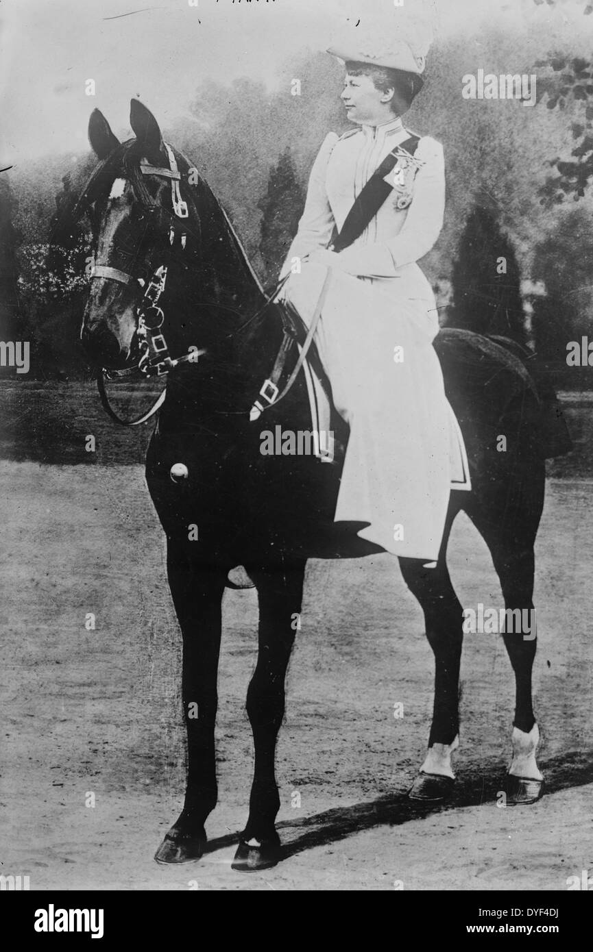 Photographie d'Augusta Victoria de Schleswig-holstein sur un cheval 1912. Augusta Victoria, la dernière impératrice allemande et l'épouse de l'empereur Guillaume II. Banque D'Images