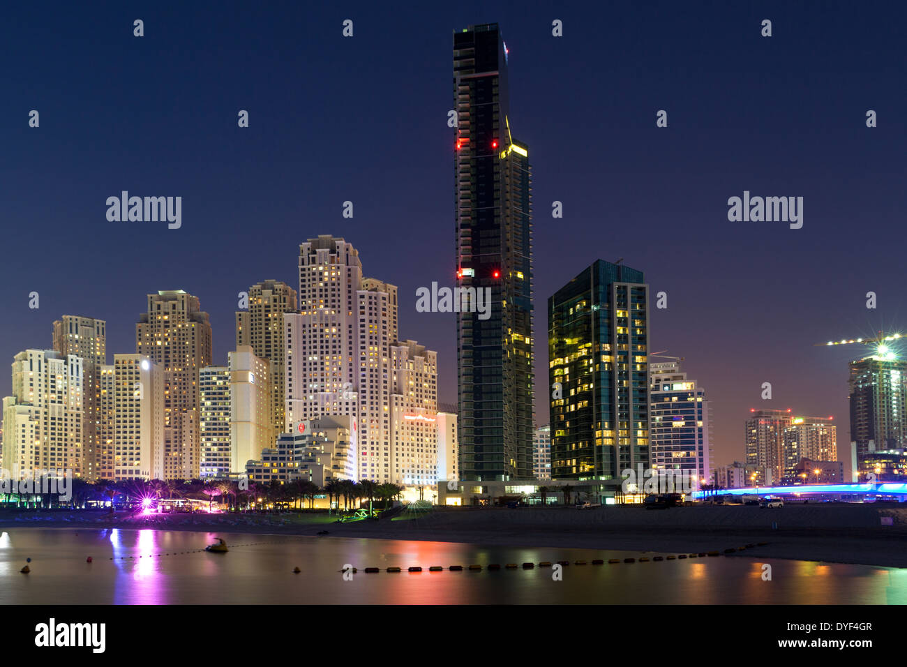 Vue sur la plage de Jumeirah Dubai UAE la nuit Banque D'Images