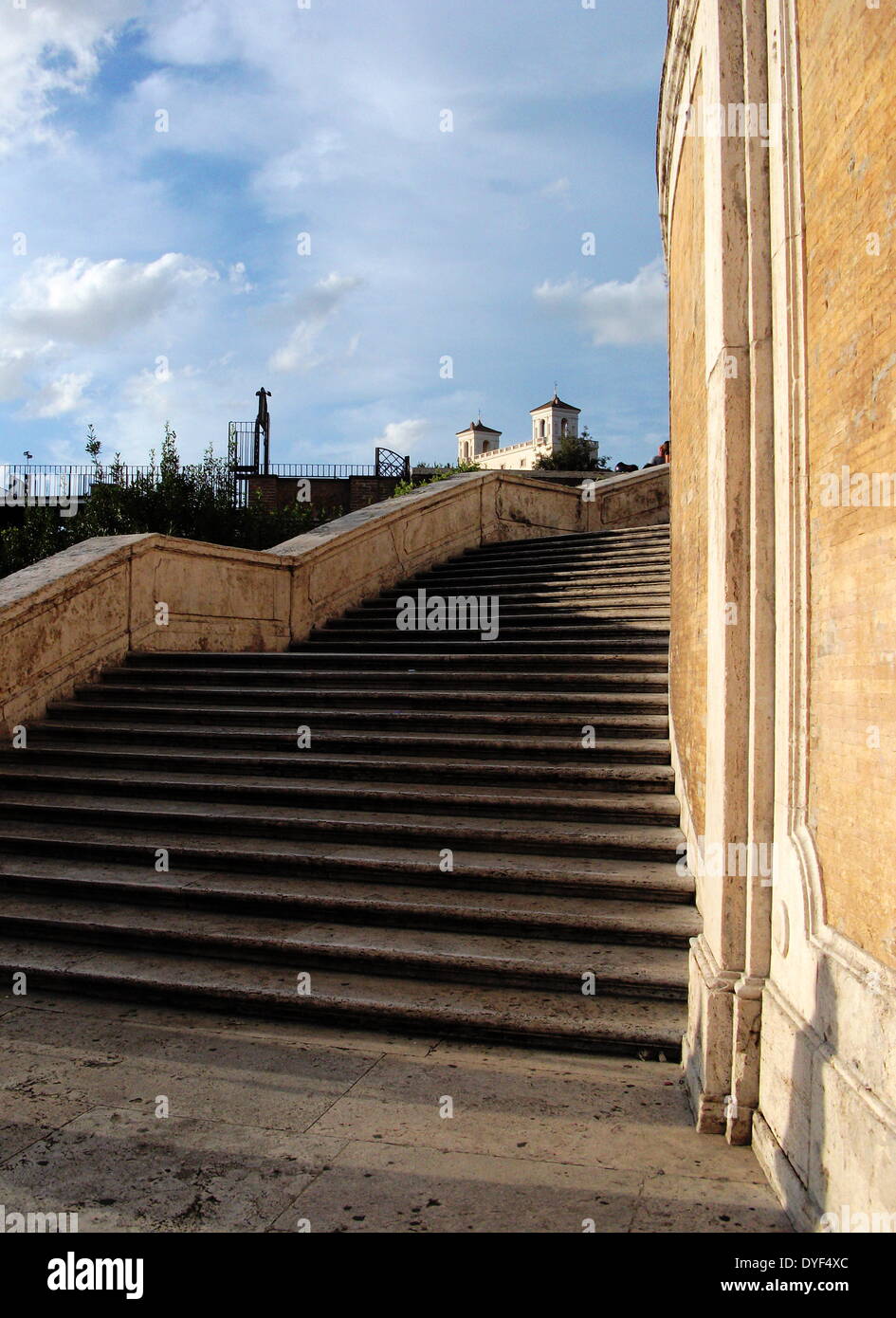 La place d'Espagne. Un ensemble d'étapes à Rome situé entre la Plaza di Spagna et la Piazza Trinità dei Monti. Il est le plus large escalier en Europe. Construit dans un style baroque. Rome. Italie 2013 Banque D'Images