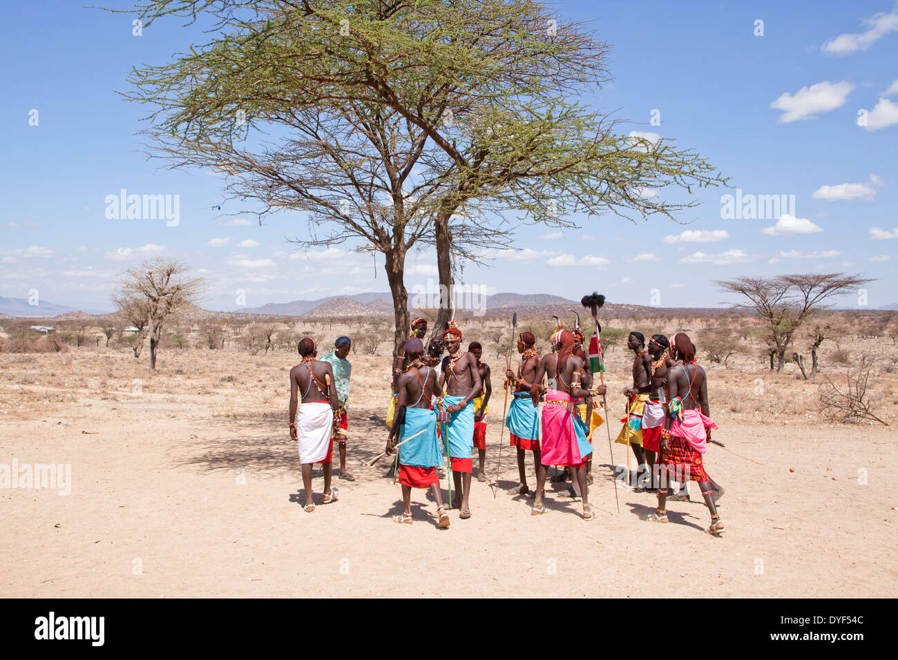 Les membres de la tribu Samburu dans une danse traditionnelle, au Kenya Banque D'Images