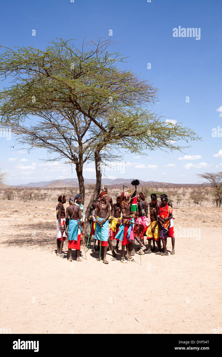 Les membres de la tribu Samburu dans une danse traditionnelle, au Kenya Banque D'Images