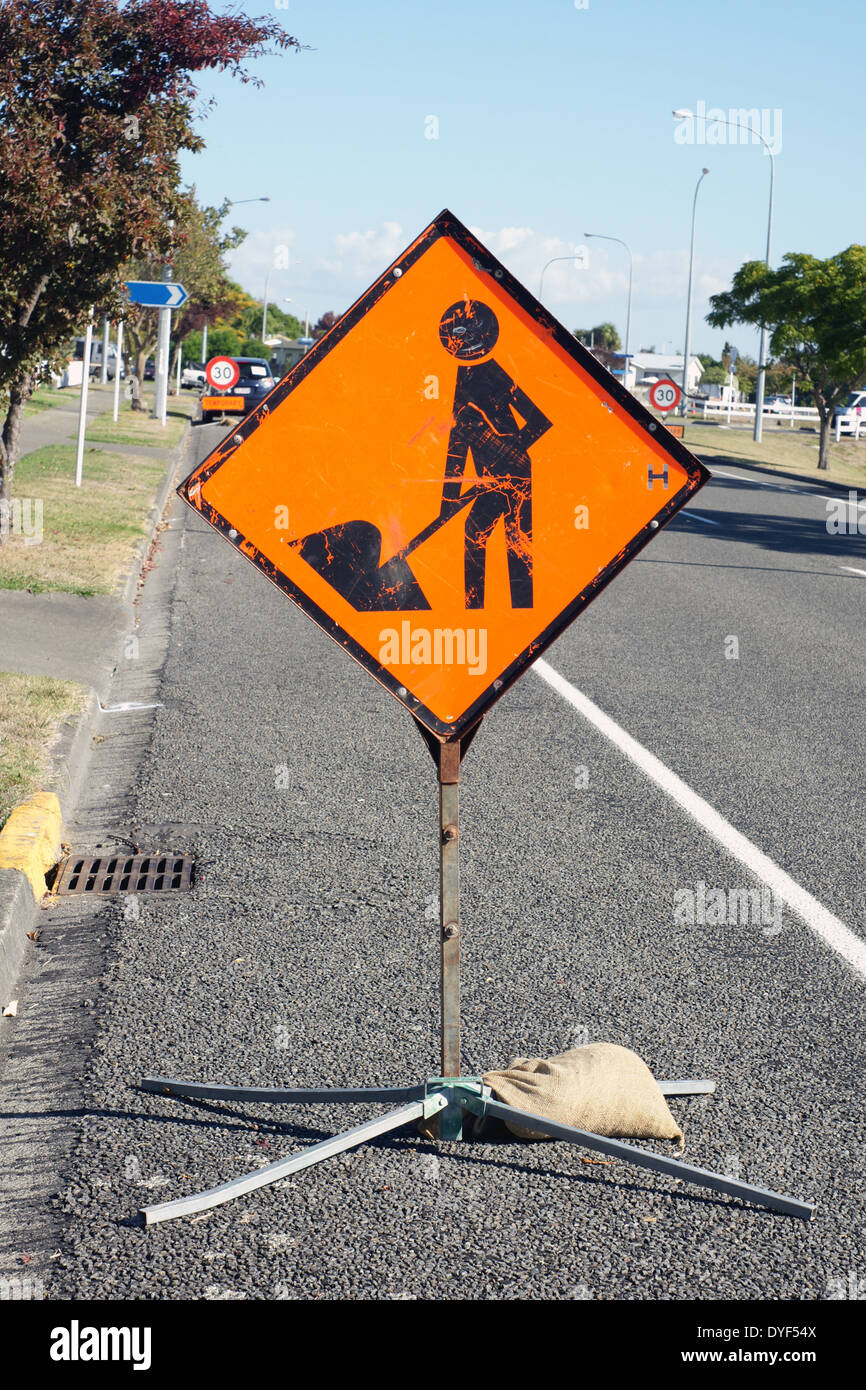 Les travaux routiers signe utilisé pour avertir les conducteurs de la construction de l'avant en milieu urbain La Nouvelle Zélande Banque D'Images