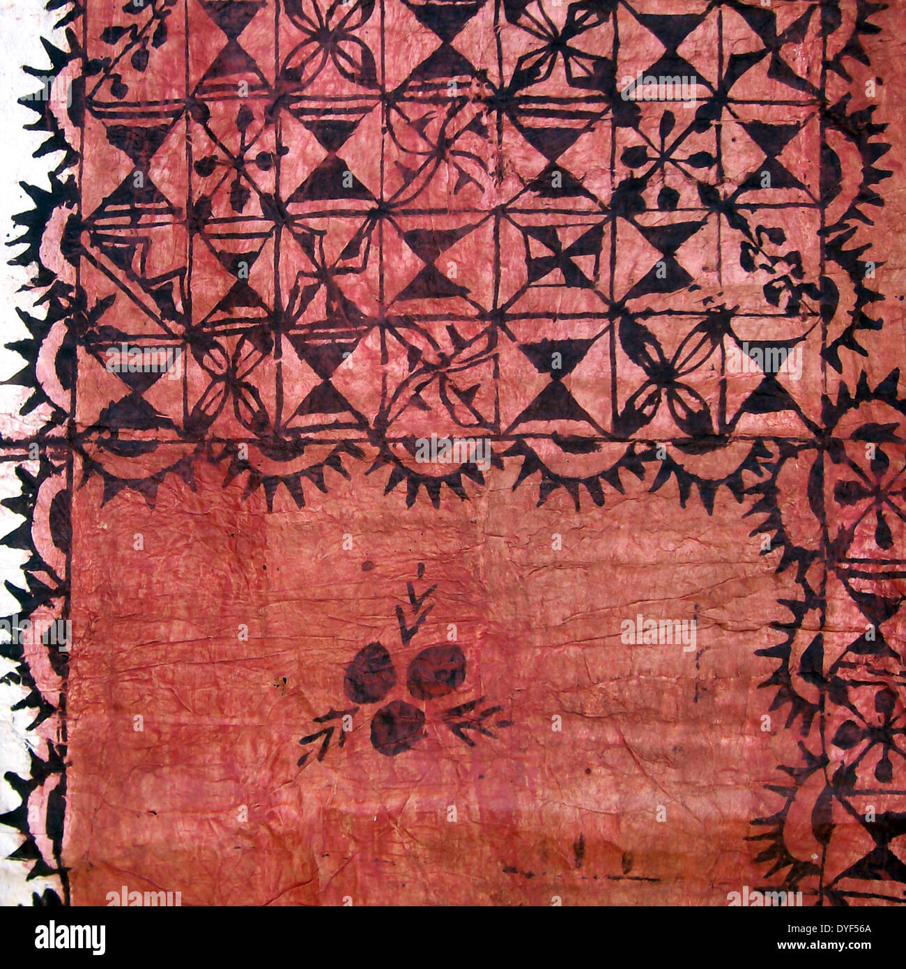 Tapa, peint ou Ngatu de Tonga, dans le Pacifique Sud. Tapa tissu est fabriqué à partir de l'écorce interne de l'mulberrytree (hiapo) et est utilisé à l'occasion des cérémonies. Banque D'Images