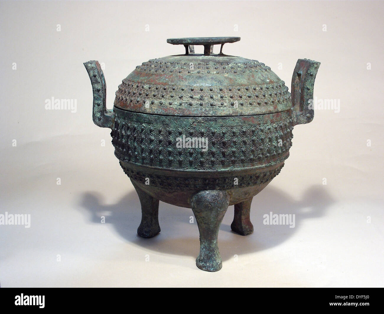 La Chine ancienne : le récipient pour la Cuisson (Ru Ding), dans l'ouest de dynastie Zhou, 1027 - 771 avant JC. Le bronze. Décorée avec des motifs taotie. Banque D'Images