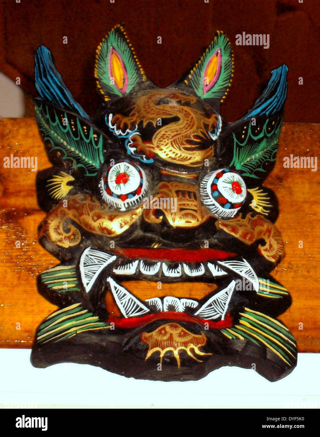 L'ancien Tibet : Mahakala masque, la fin de la dynastie des Qing ; 1800 - 1912 AD, une divinité protectrice. Bois peint.. Banque D'Images