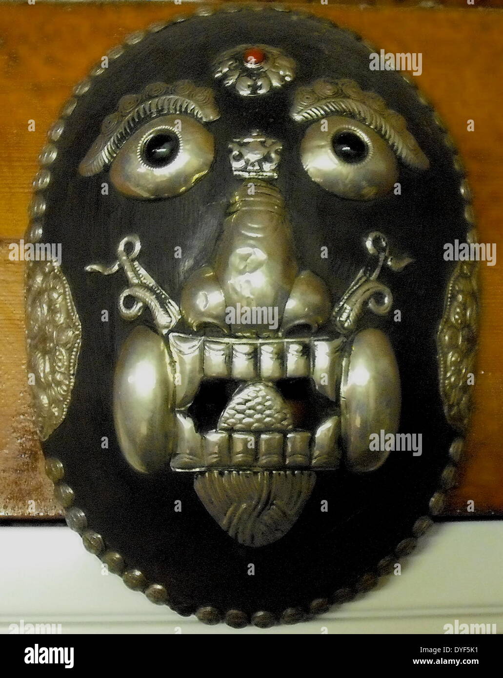 L'ancien Tibet : Mahakala masque, la fin de la dynastie des Qing ; 1800 - 1912 AD, de Lhasa, Tibet. Une divinité protectrice avec une jante de cinquante crânes. Bois et argent. Troisième œil sur le front. Banque D'Images