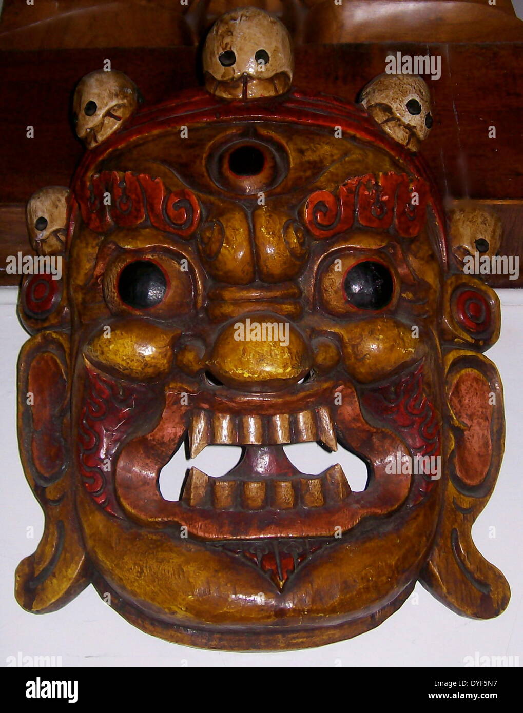 L'art tibétain : Mahakala masque, la fin de la dynastie Qing, 1800-1912, AD de Lhassa, au Tibet. Le bois peint. La tête est surmontée d'une couronne de cinq crânes repesenting les cinq sagesses. Banque D'Images