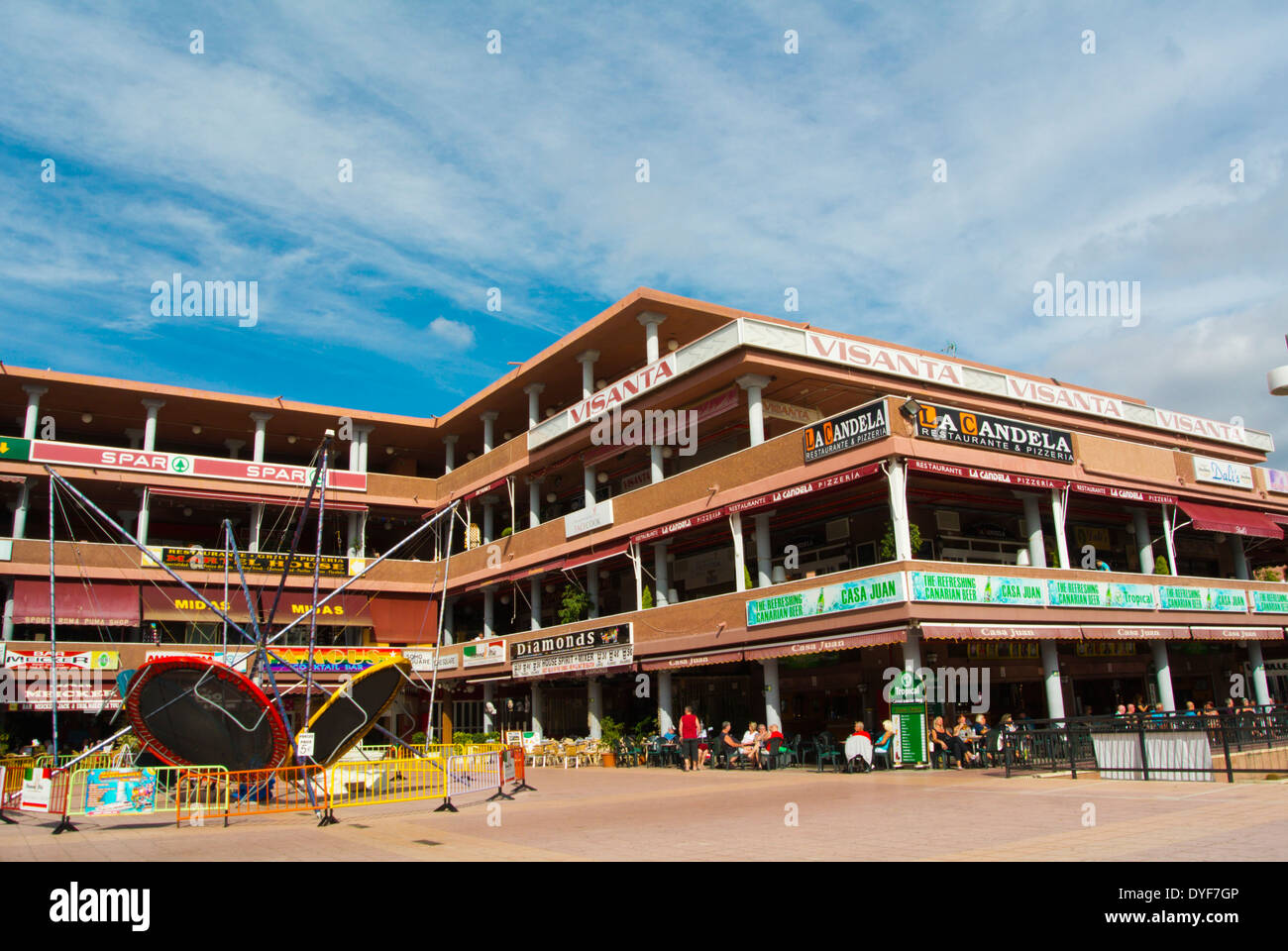 Boutiques et restaurants, Yumbo Centrum, centre commercial et de divertissement de la ville, Playa del Ingles, Gran Canaria island, Espagne Banque D'Images
