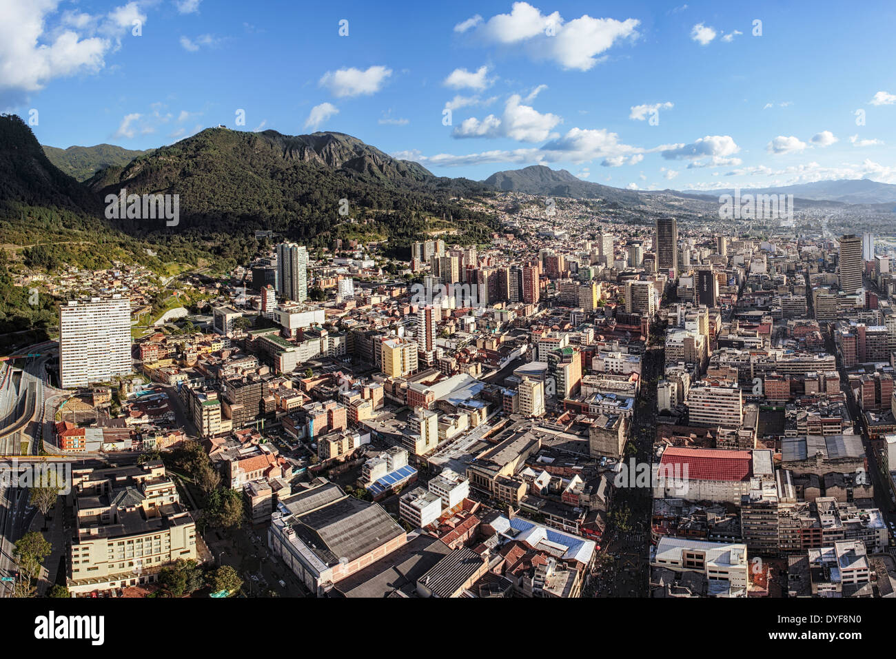 Vue aérienne de Bogota, la capitale de la Colombie. Vue panoramique depuis le centre vers le sud avec Guadalupe Hill sur la gauche. Banque D'Images