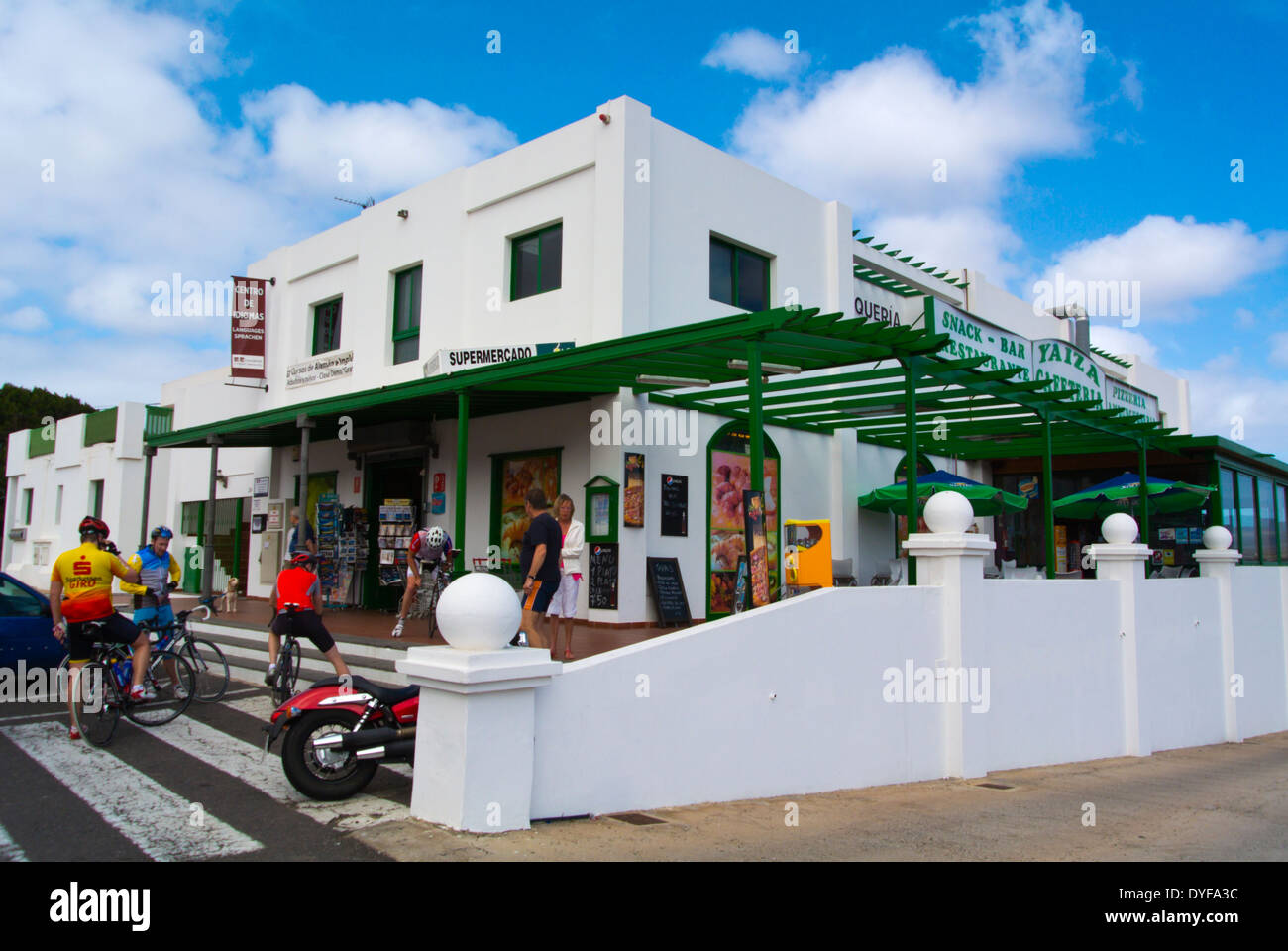 Logement complexe de magasins et de restaurants à proximité arrêt de bus, Yaiza, Lanzarote, Canary Islands, Spain, Europe Banque D'Images