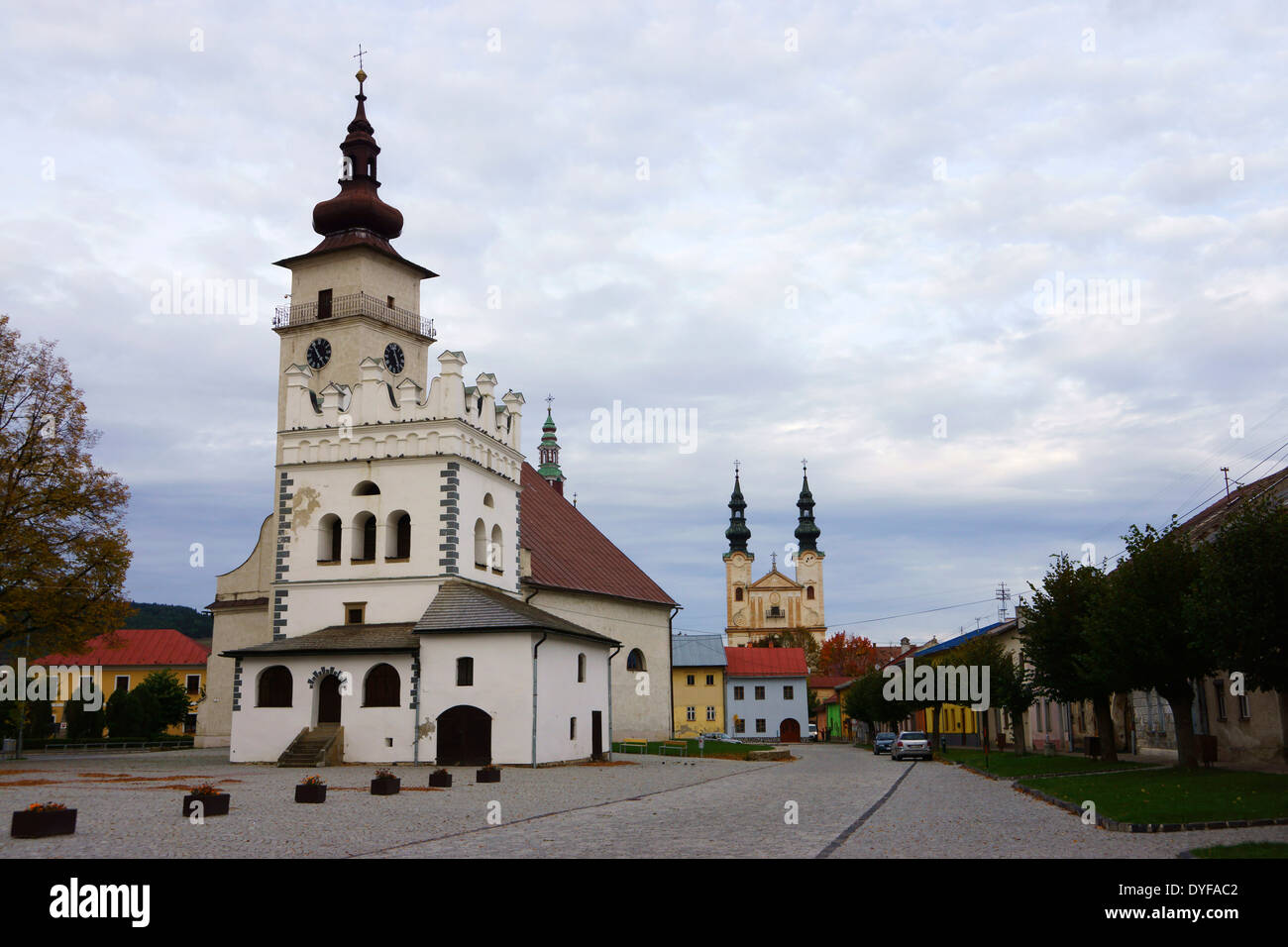 Place de la ville avec les églises, Podolinec, Slovaquie Banque D'Images