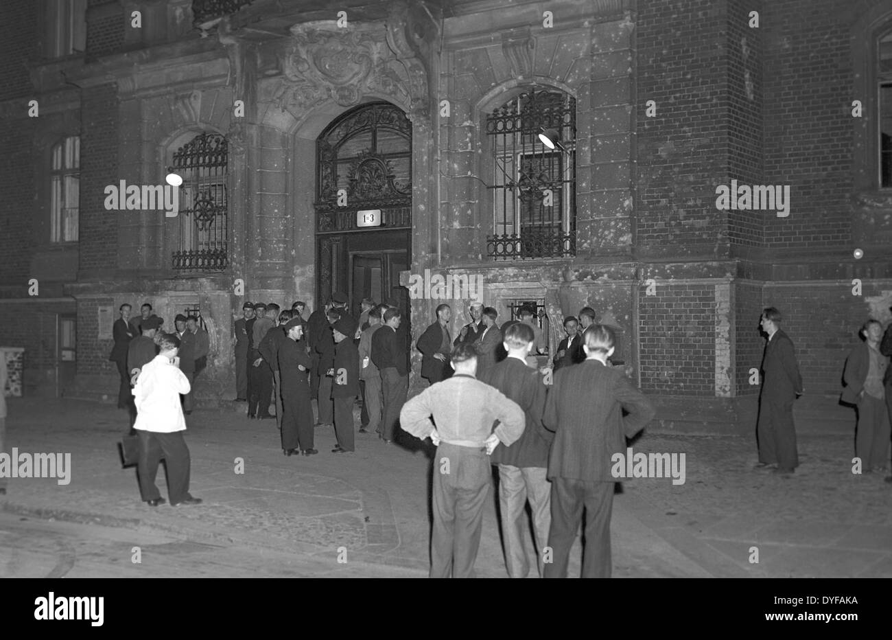 Reich frappe les employés de chemin de fer se tiennent à l'extérieur des bureaux de la Reichsbahn allemande (national railway) siège sur Schoeneberger Ufer 1-3 à Berlin, en Allemagne, en 1949. Le 21 mai 1949, le syndicat indépendant de l'opposition appelé UGO une grève ferroviaire dans les secteurs de l'ouest. Environ 13 000 employés de chemin de fer vivant à Berlin Ouest wint en grève pour les salaires dans l'ouest de deutsche marks. Photo : zbarchiv - PAS DE SERVICE DE FIL Banque D'Images