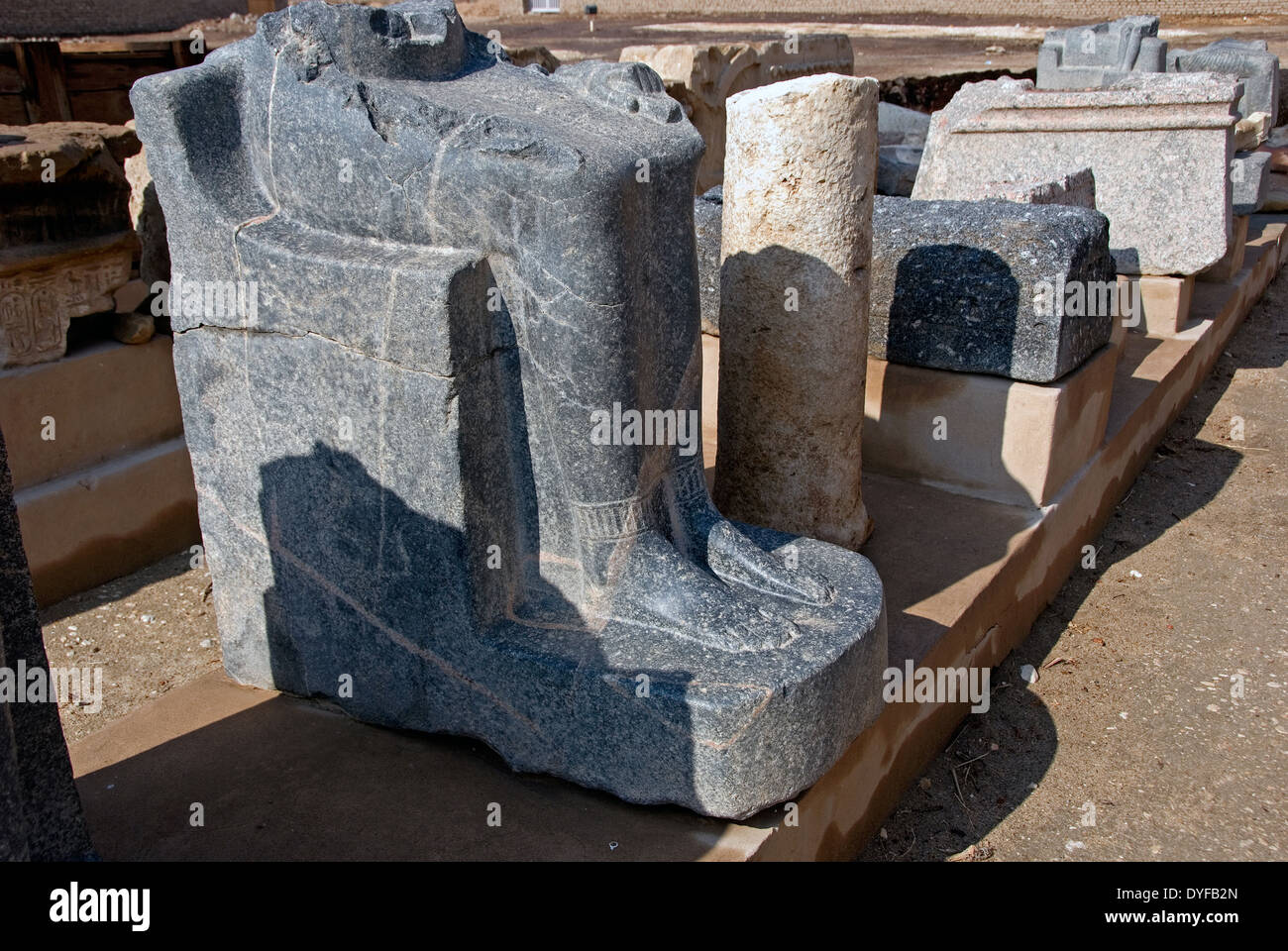 Temple de Ramsès III (1198-1167 av. - XX° Dyn.) à Médinet Habou : reste d'une statue. Banque D'Images