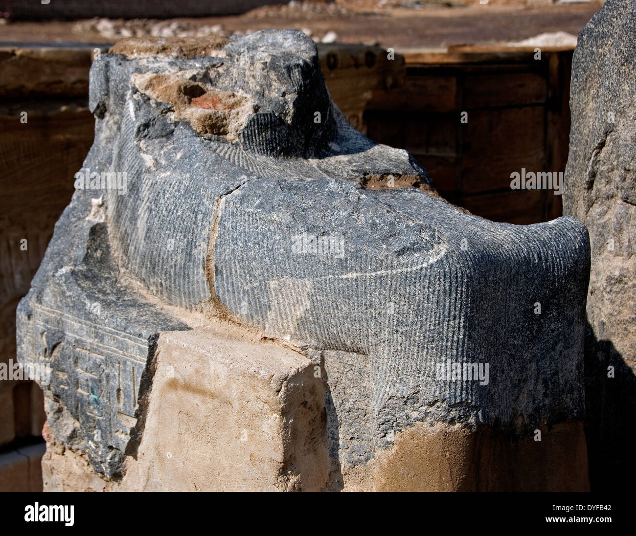 Temple de Ramsès III (1198-1167 av. - XX° Dyn.) à Médinet Habou : reste d'une statue. Banque D'Images