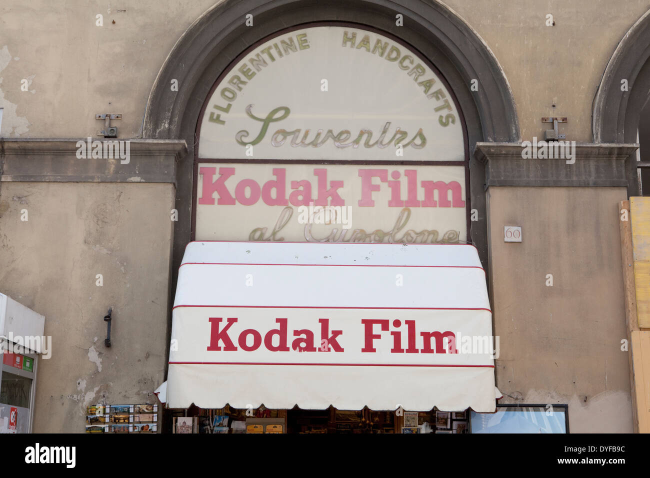 Un vieux film Kodak annonce au-dessus d'une boutiques de souvenirs porte à Rome Banque D'Images