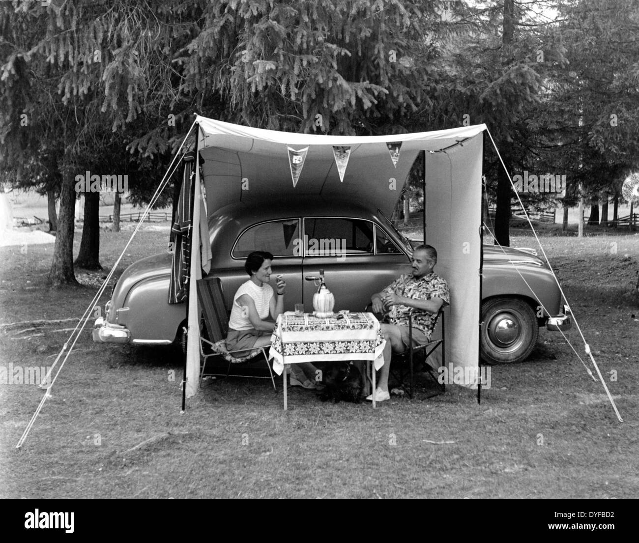 Un couple est photographié à leur camp site dans les années 1950. Lieu inconnu. Photo : Société Voller Ernst/Pfeiffer Banque D'Images