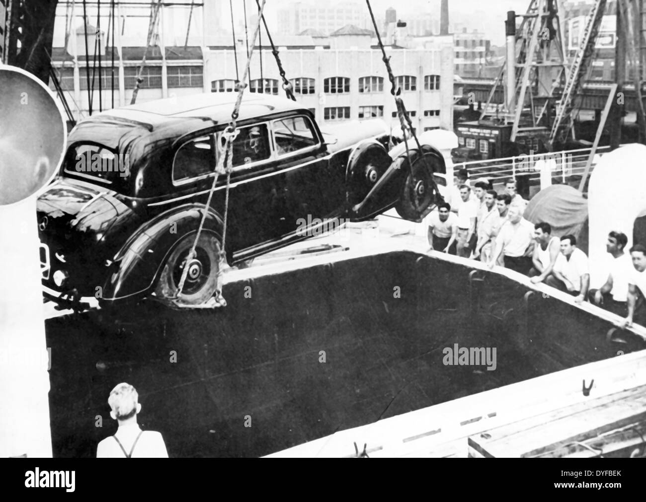 La mercedes blindée d'Adolf Hitler, qui faisait partie des butin de guerre de l'armée française, est déchargée du bateau à vapeur français 'de Grasse' dans le port de New York, Etats-Unis, en juillet 1947. Le véhicule a été exposé à l'exposition nationale de Toronto au Canada. Fotoarchiv für Zeitgeschichte Banque D'Images