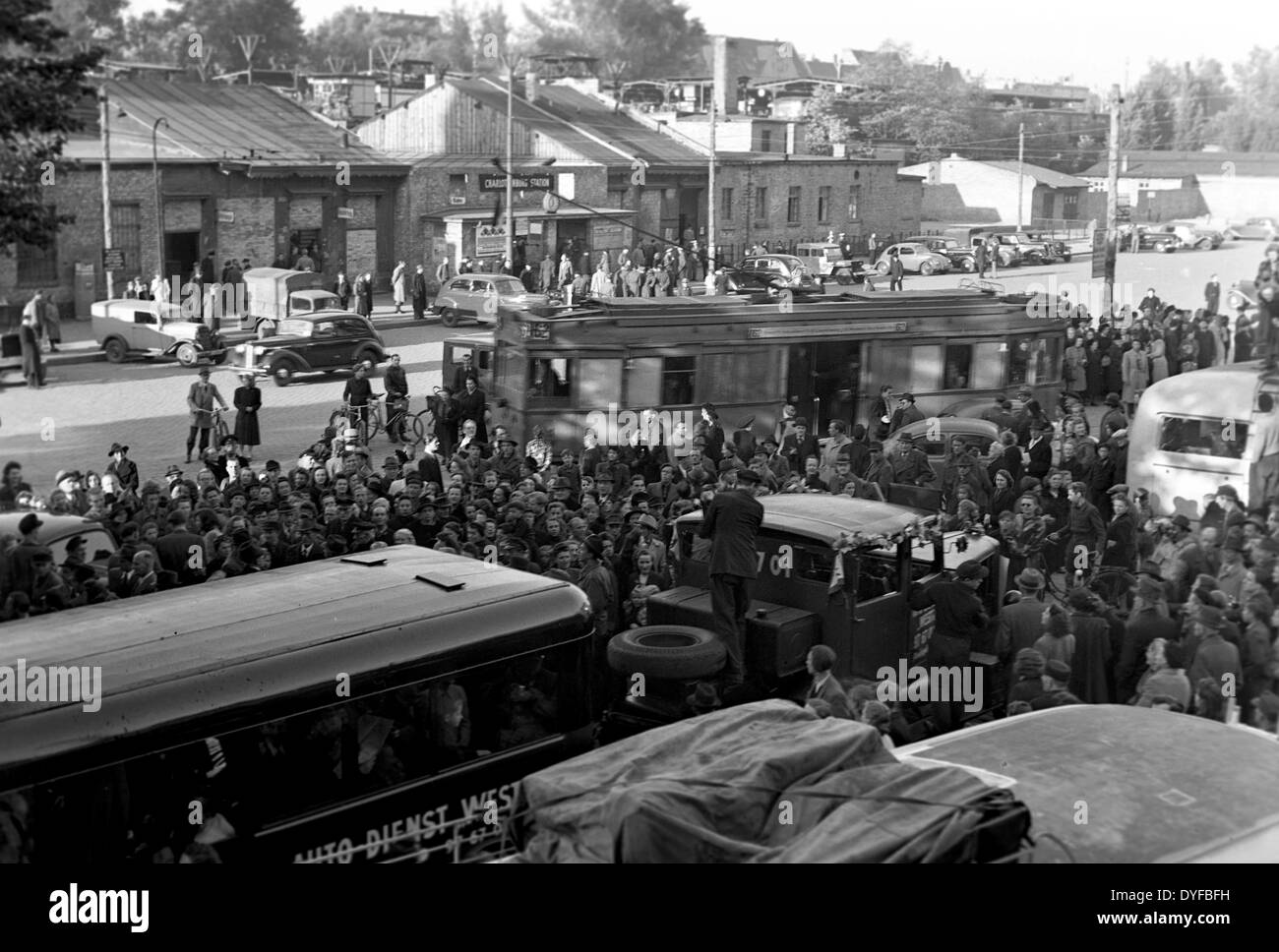 Une foule de gens est entourant la première ligne de bus à la station de bus Berlin Charlottenburg, qui conduit de Berlin à Hanovre après le lifing du blocus de Berlin le 12 mai 1949. Banque D'Images