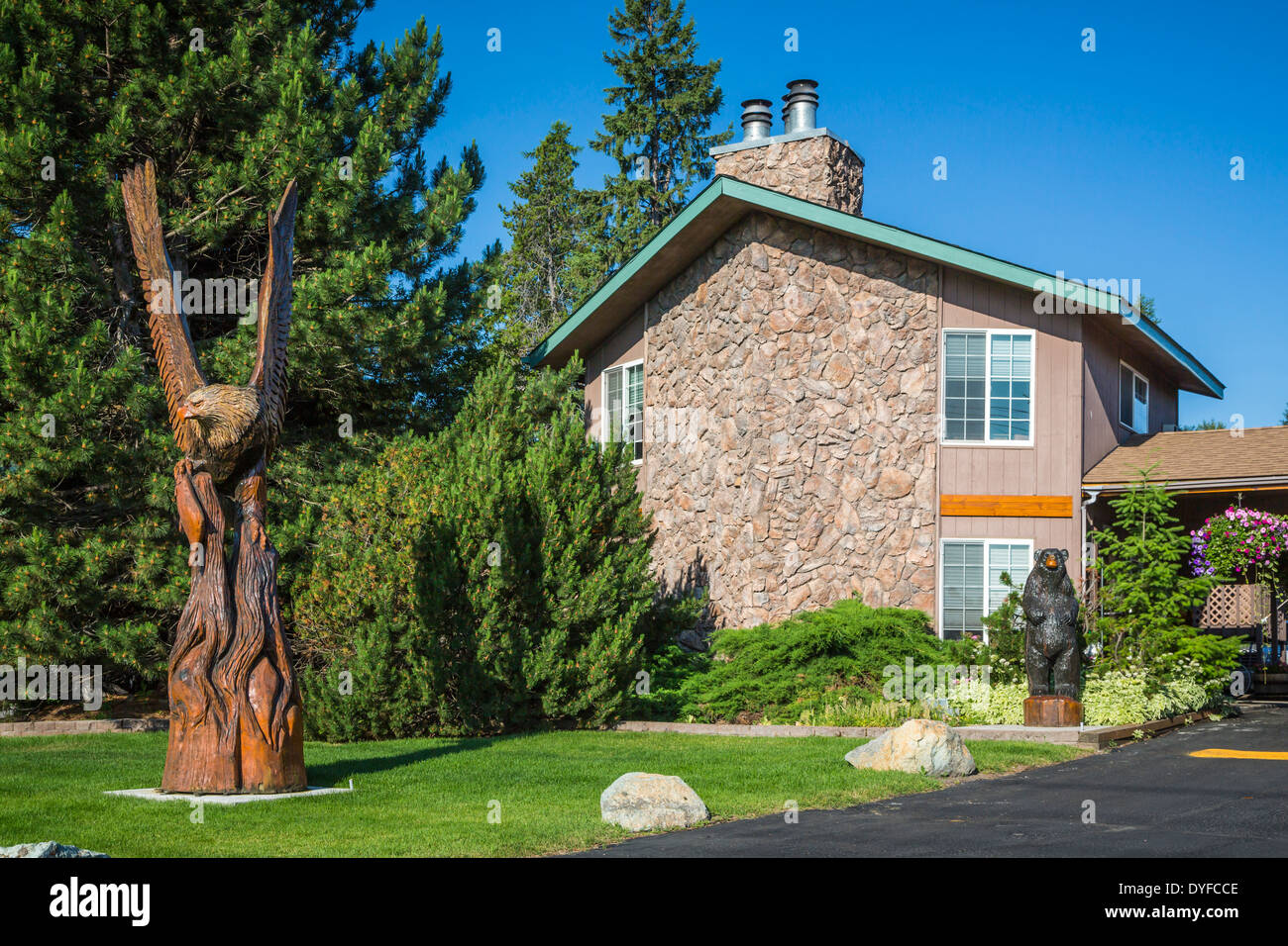 Sculpture sur bois à la tronçonneuse au Chalet Motel à Whitefish, Montana, USA. Banque D'Images