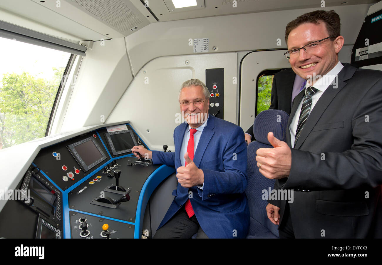 Munich, Allemagne. Apr 16, 2014. Le ministre de l'Intérieur bavarois, Joachim Herrmann (L) et directeur général de locomotives à Siemens Michael Reichle poser dans un nouveau à l'usine de locomotive Vectron à Munich, Allemagne, 16 avril 2014. Hermann était l'apprentissage de la locomotive lors de sa visite à l'entreprise Siemens. Photo : SVEN HOPPE/dpa/Alamy Live News Banque D'Images