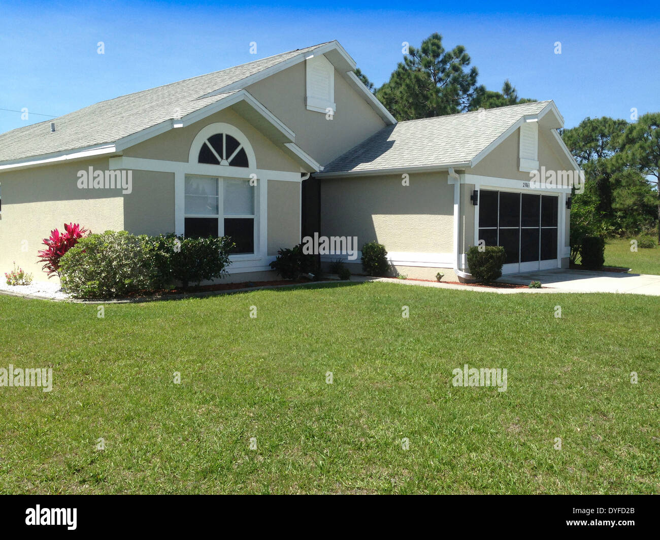 Floride maison avec garage coulissantes les écrans permettant l'air de circuler autour des véhicules mais en conservant les bugs out Banque D'Images