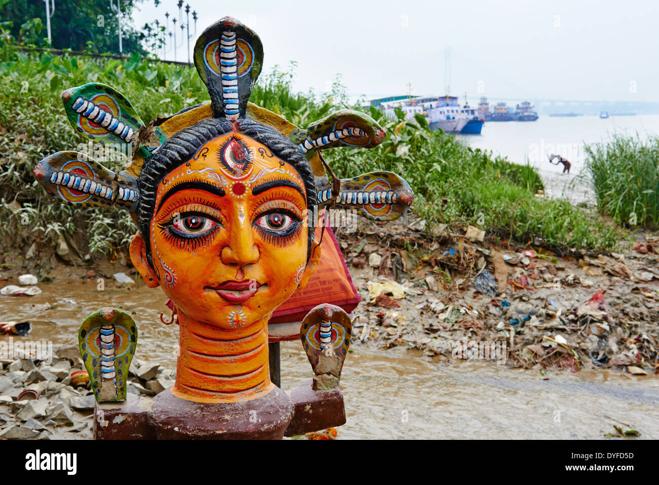 L'Inde, le Bengale occidental, Calcutta, Calcutta, Babughat, les gens se baigner dans la rivière Hooghly Banque D'Images