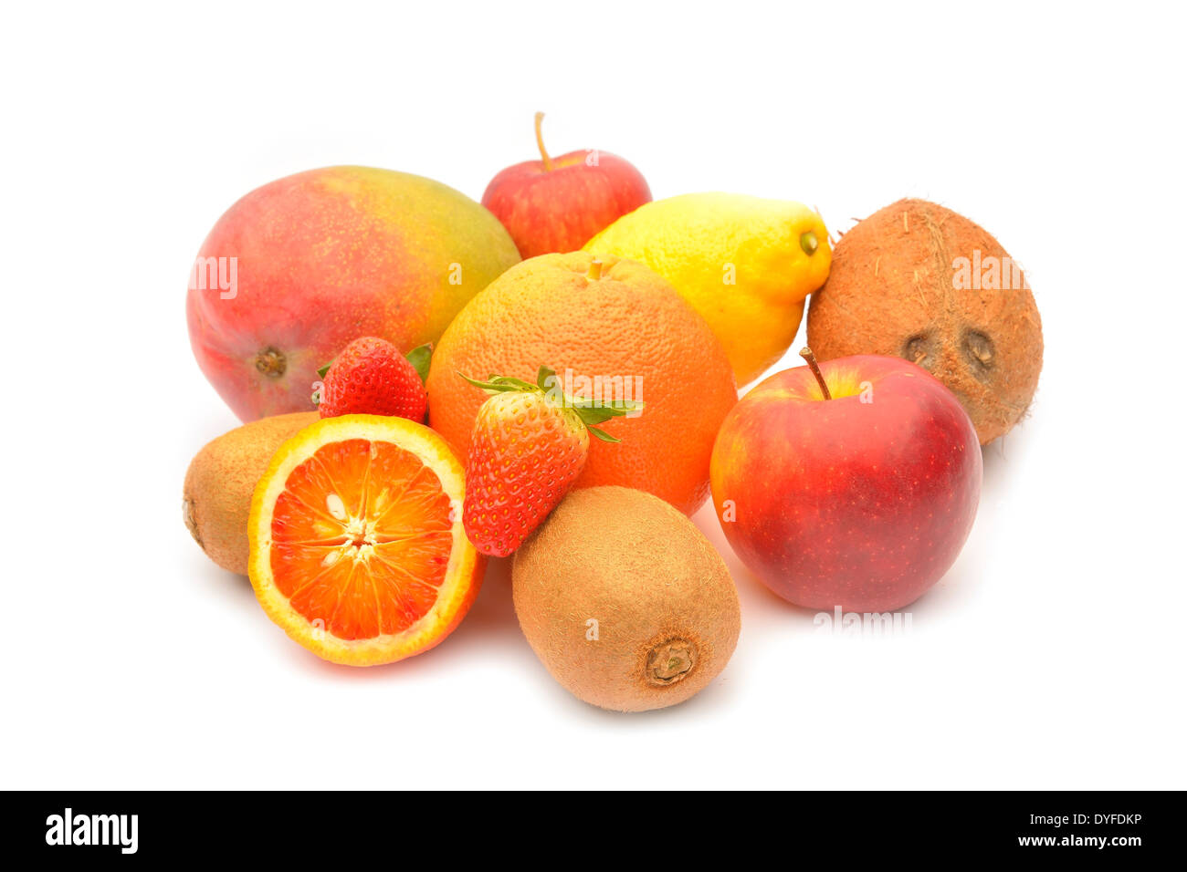 Assortiment de fruits exotiques isolé sur fond blanc Banque D'Images
