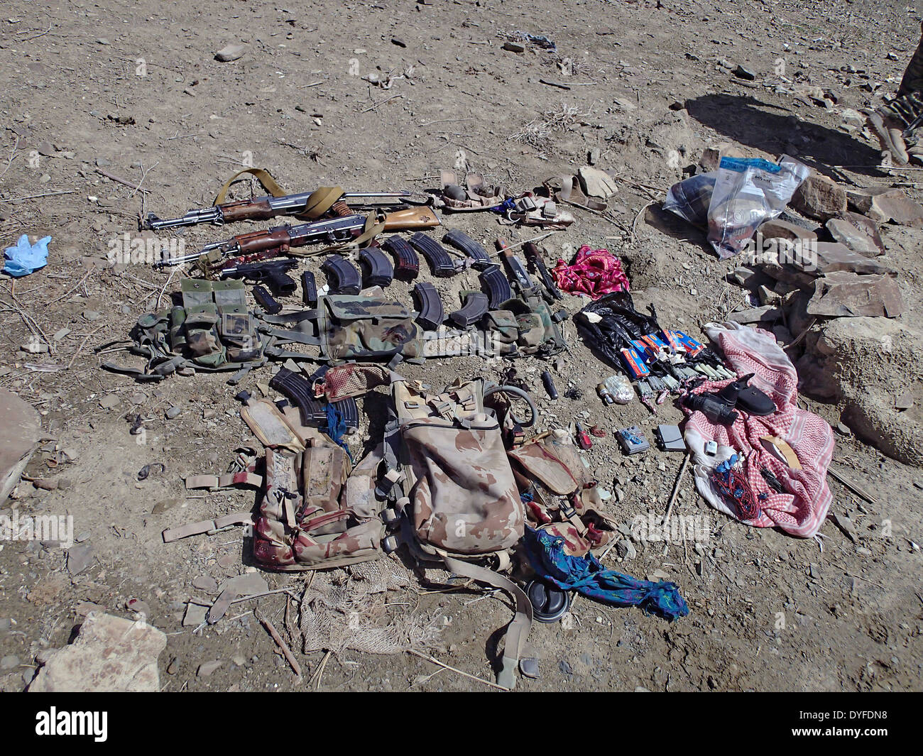 Les armes illégales sur l'affichage après avoir été saisies par les forces de sécurité nationales afghanes d'insurgés lors d'une patrouille le 20 mars 2014 dans Ade Cote village, Jani Khel, district de la province de Paktika, Afghanistan. Banque D'Images