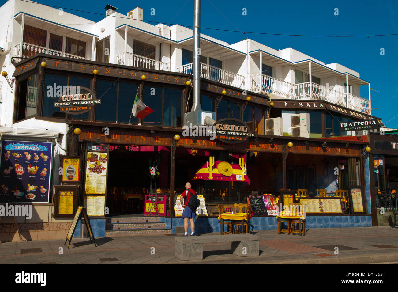 Restaurants, Avenida de las Playas, rue Main, Puerto del Carmen, Lanzarote, Canary Islands, Spain, Europe Banque D'Images