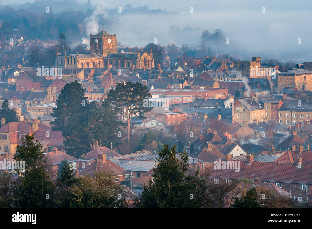 Au début sur un jour d'hiver brumeux sur la ville de Hexham dans le Tyne Valley, Northumberland, England Banque D'Images