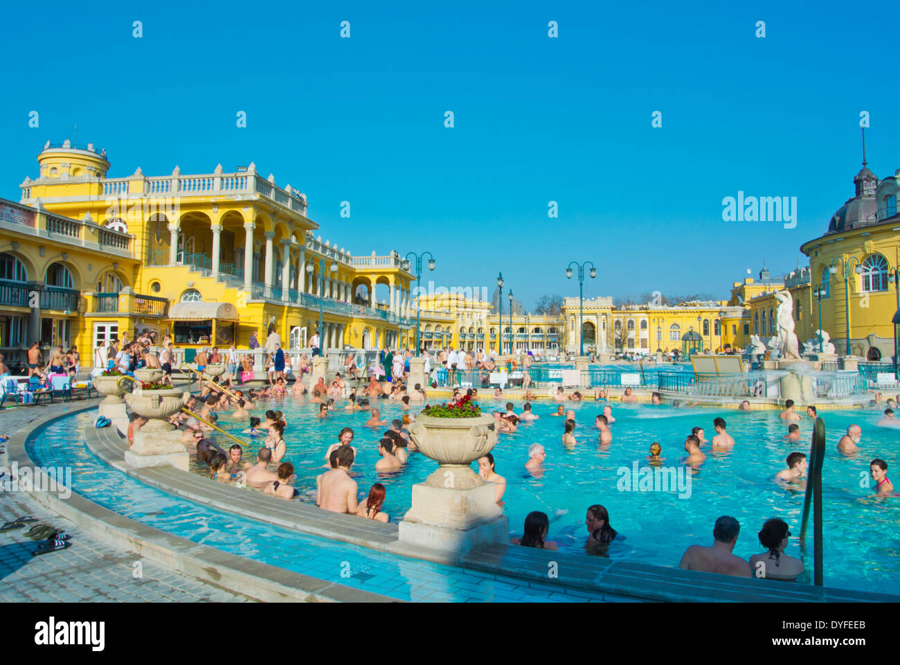 Piscine thermale de plein air, baignoire furdo Szechenyi, parc Varosliget la ville, Budapest, Hongrie, Europe Banque D'Images
