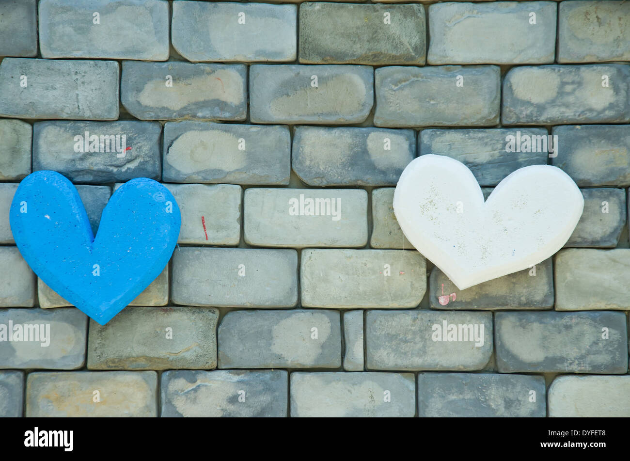 Forme de coeur bleu sur mur de béton Banque D'Images